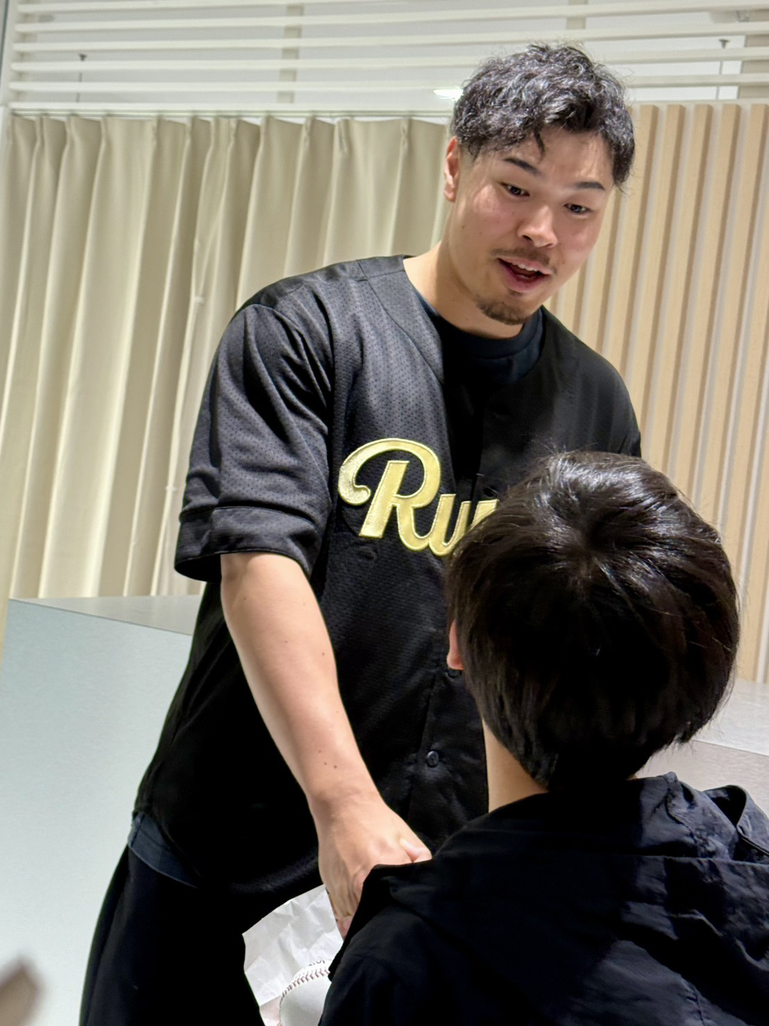 阪神】佐藤輝明「僕がいない時も来てください！」ファッション
