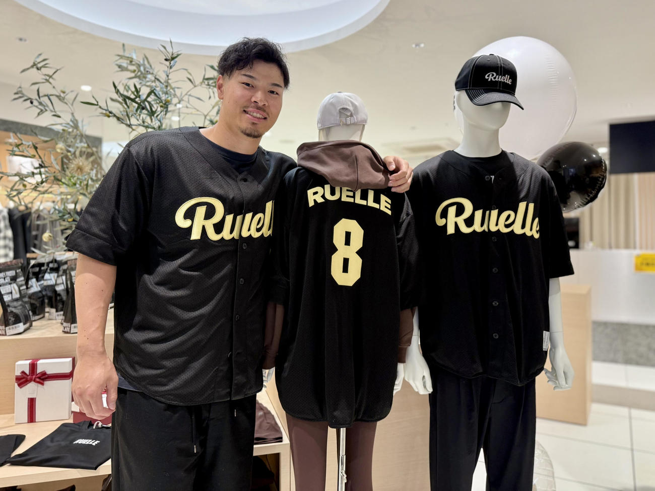 クリスマスにRUELLE大阪堀江で1日店長を務めた、阪神佐藤輝。自身と同じ背番号8の店舗限定ベースボールシャツをPR（撮影・中島麗）