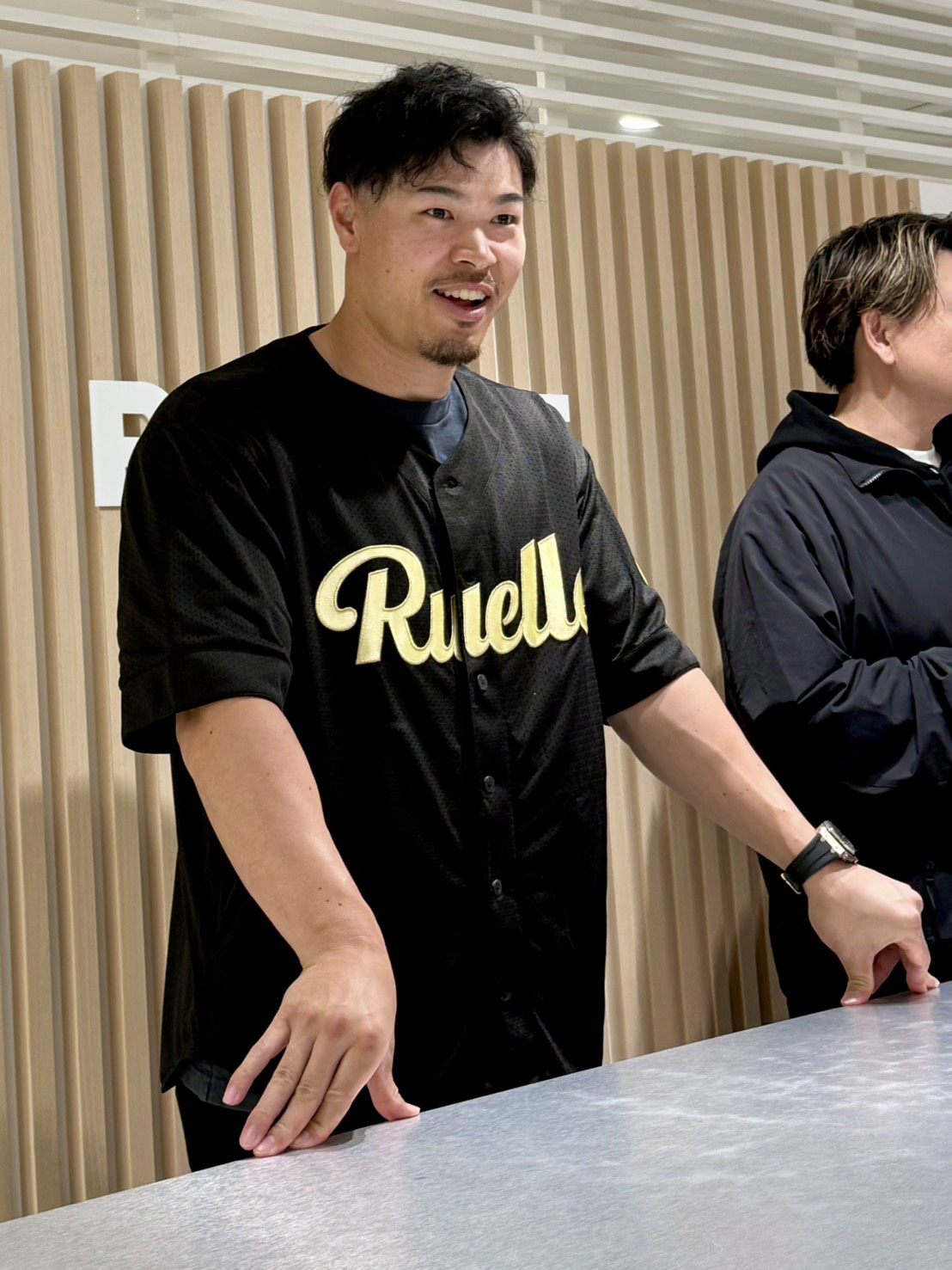 クリスマスにRUELLE大阪堀江で「1日店長を務め、「店長で～す」と登場した阪神佐藤輝（撮影・中島麗）