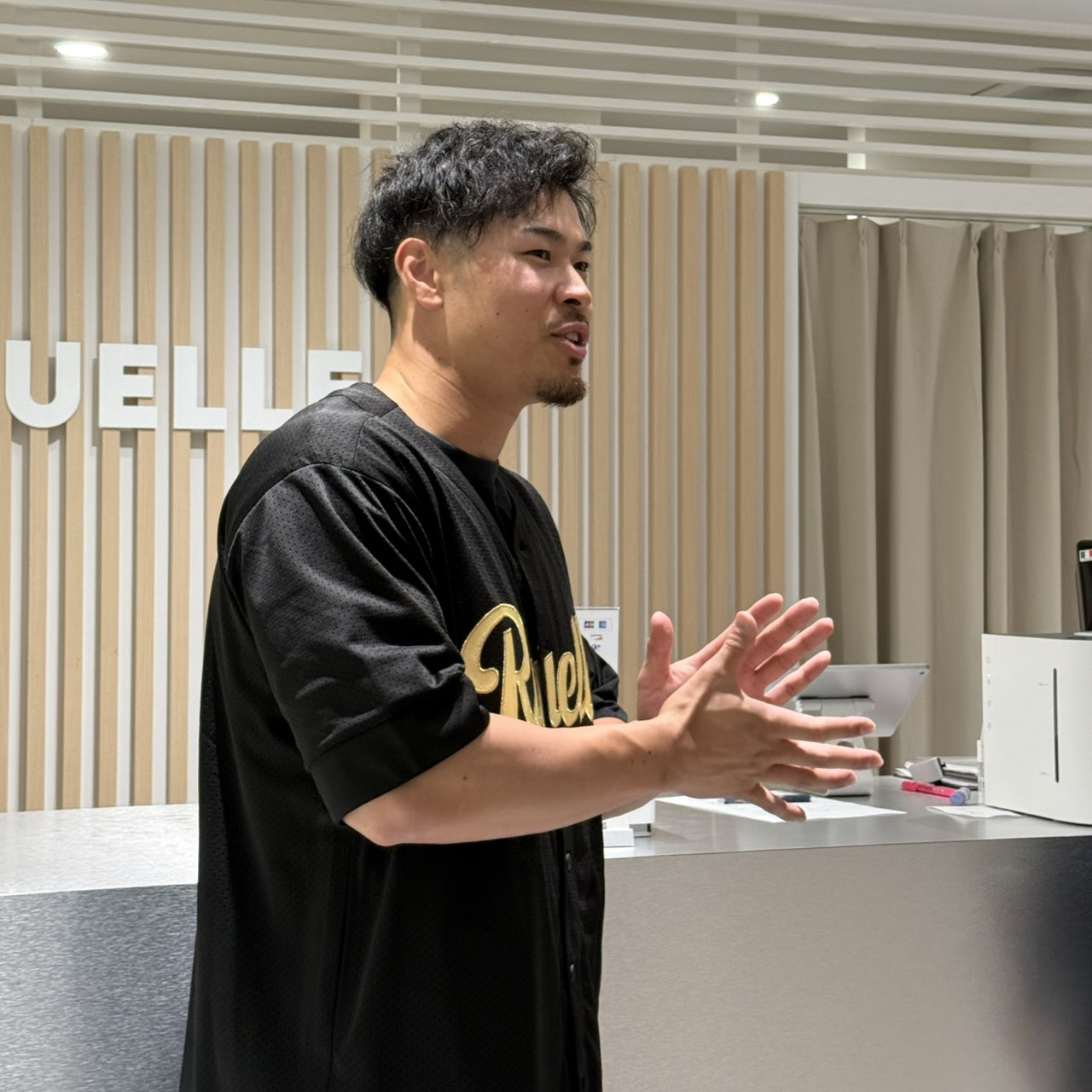クリスマスにRUELLE大阪堀江で1日店長を務めた、阪神佐藤輝。「店長です～」とイベント当選者との交流を楽しむ（撮影・中島麗）
