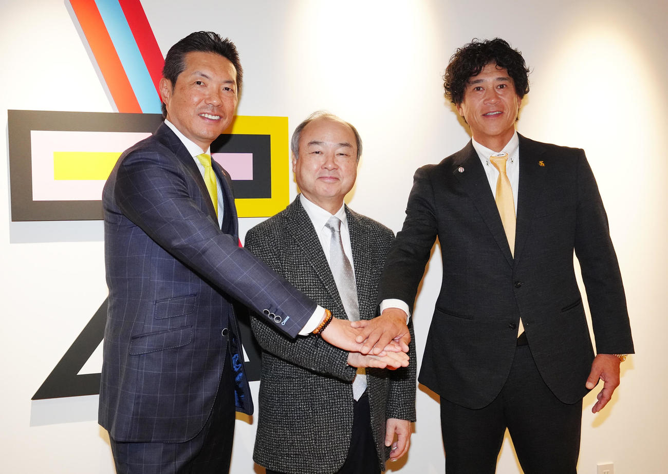 ソフトバンク孫オーナー（中央）と手を合わせ、写真に納まる小久保監督（左）と城島CBO（撮影・江口和貴）