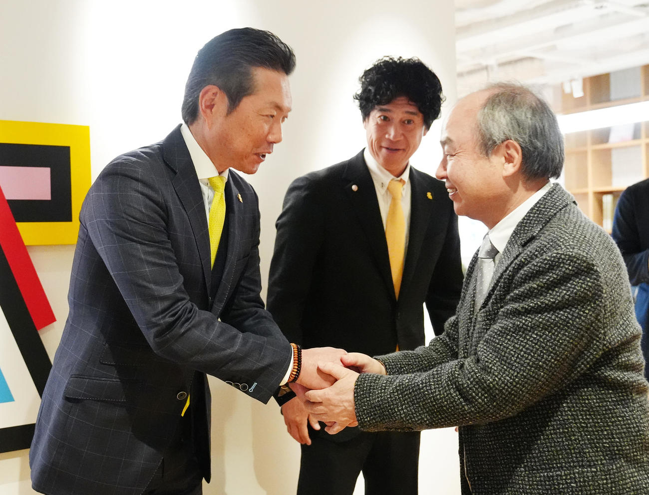 握手を交わすソフトバンク孫オーナー（右）と小久保監督。中央は城島CBO（撮影・江口和貴）
