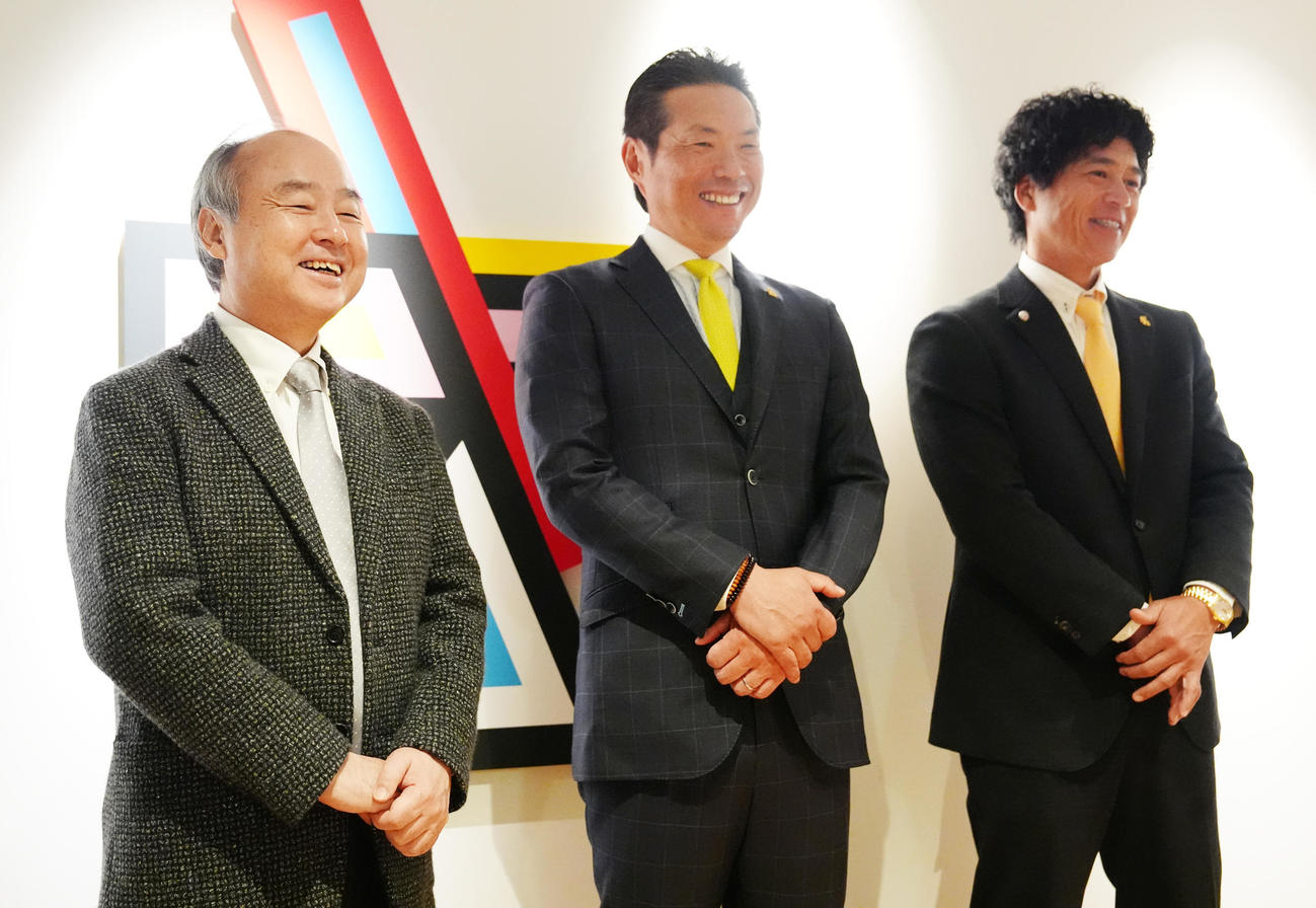 報告会前、取材に応じる、左からソフトバンク孫オーナー、小久保監督、城島CBO（撮影・江口和貴）