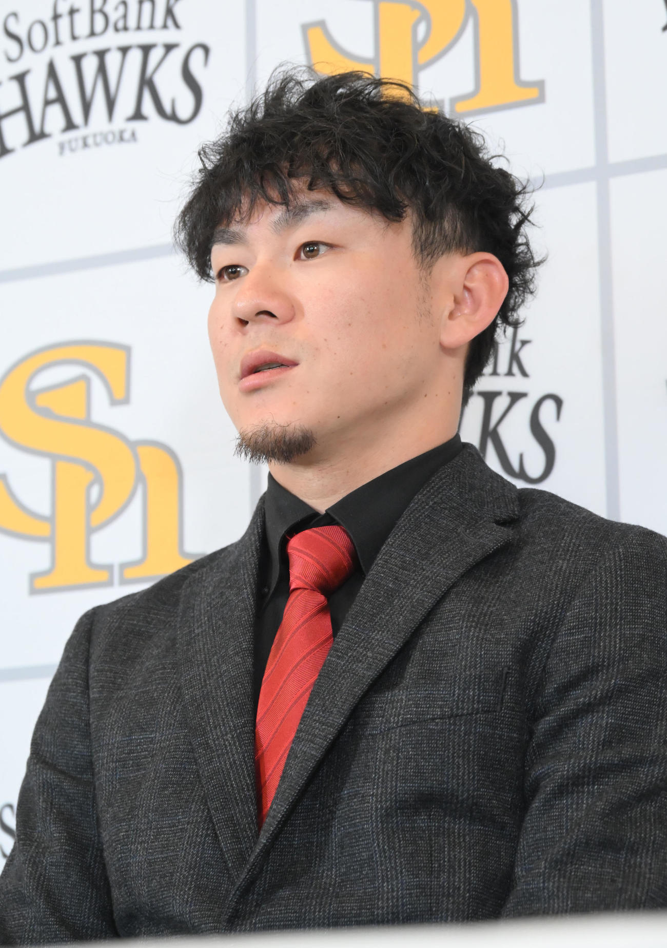 契約更改を終え会見に臨む牧原大（撮影・林敢治）