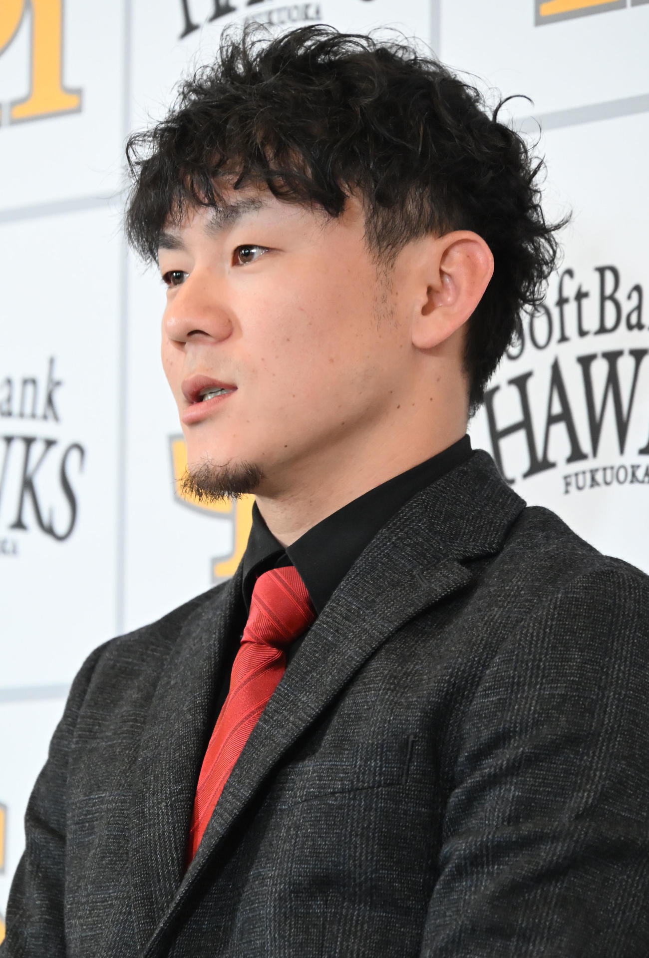 契約更改を終え会見に臨む牧原大（撮影・林敢治）