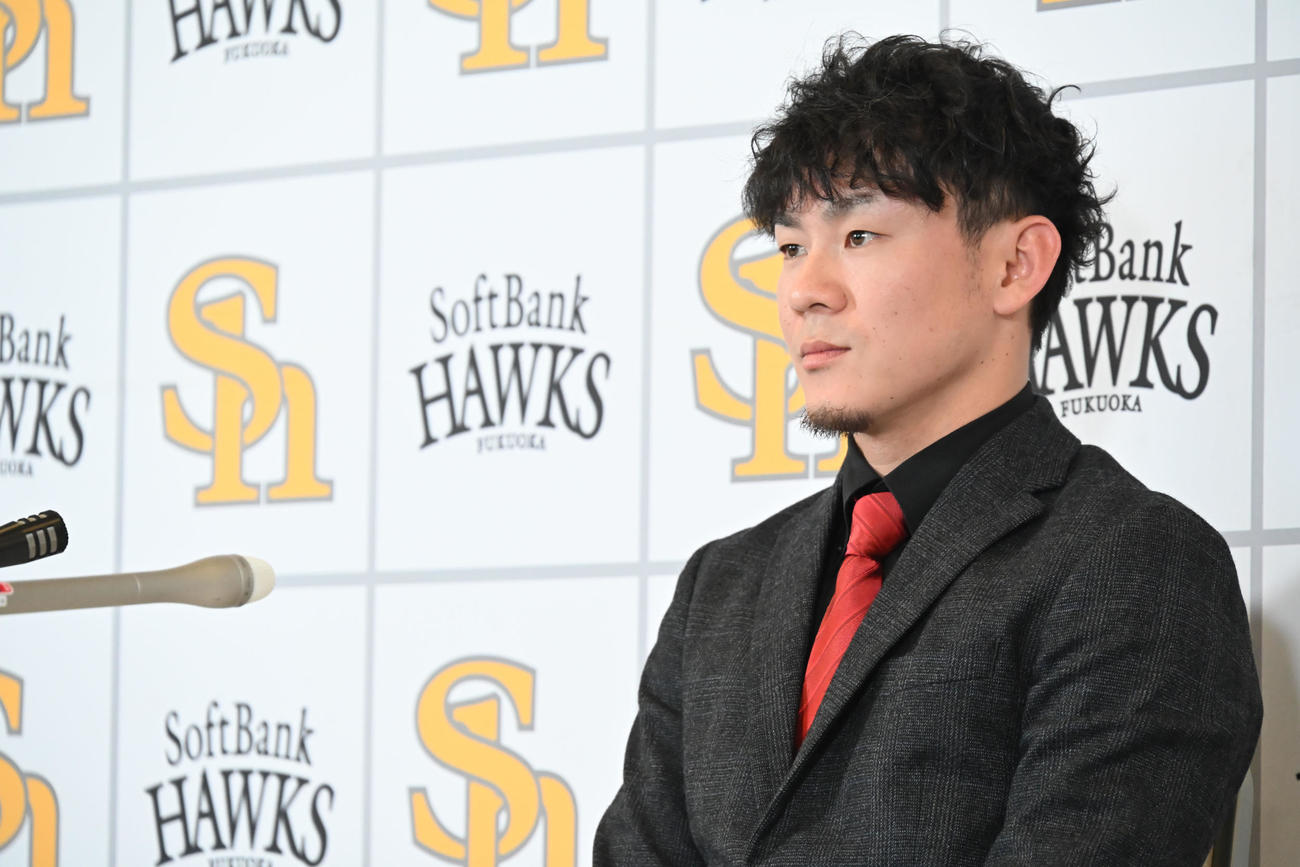 契約更改を終え会見に臨む牧原大（撮影・林敢治）