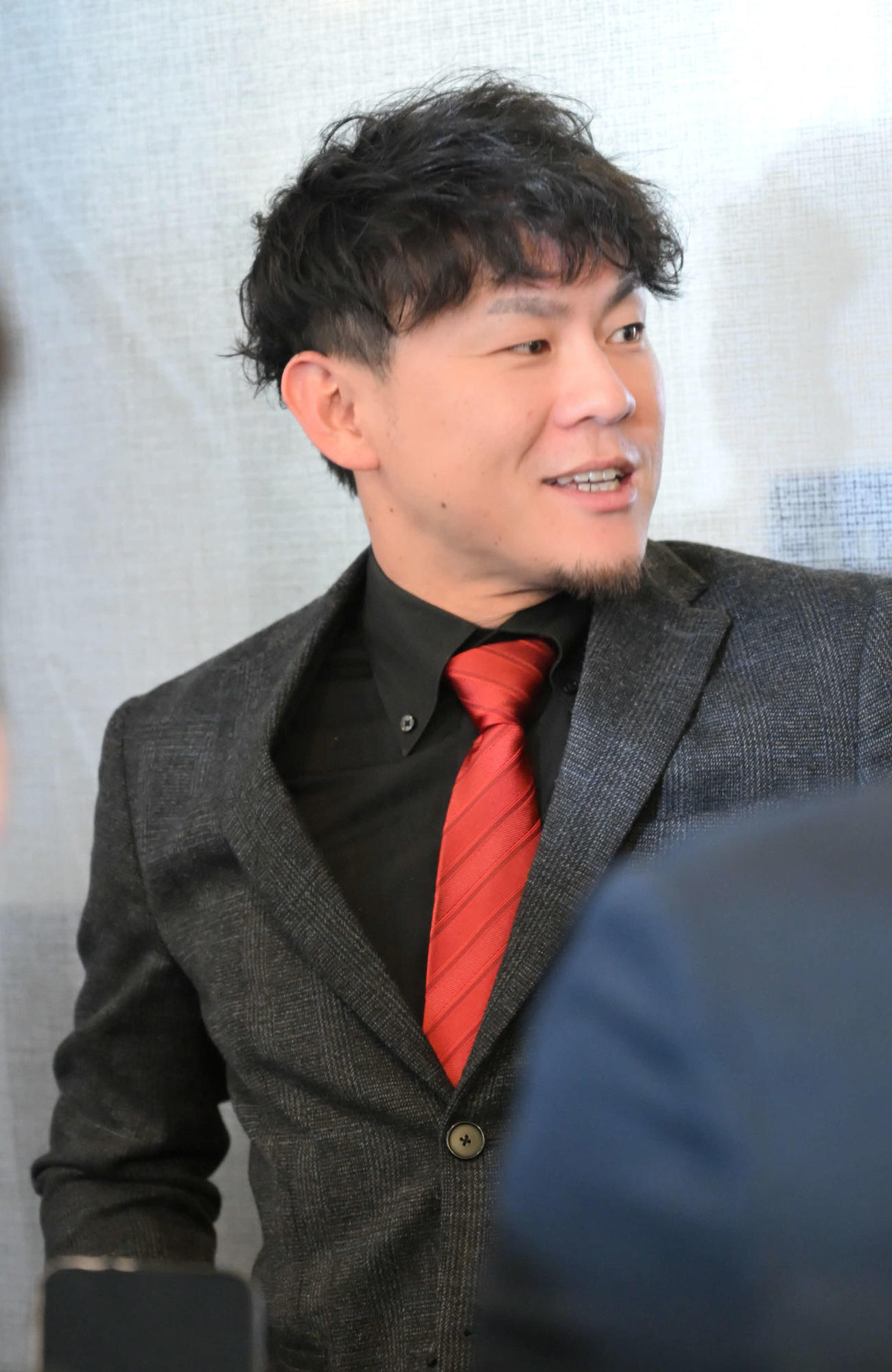 報道陣の囲み取材に応じる牧原大（撮影・林敢治）