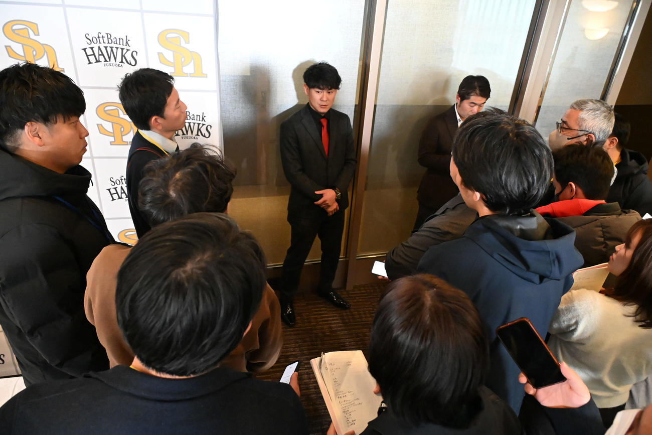 報道陣の囲み取材に応じる牧原大（中央）（撮影・林敢治）