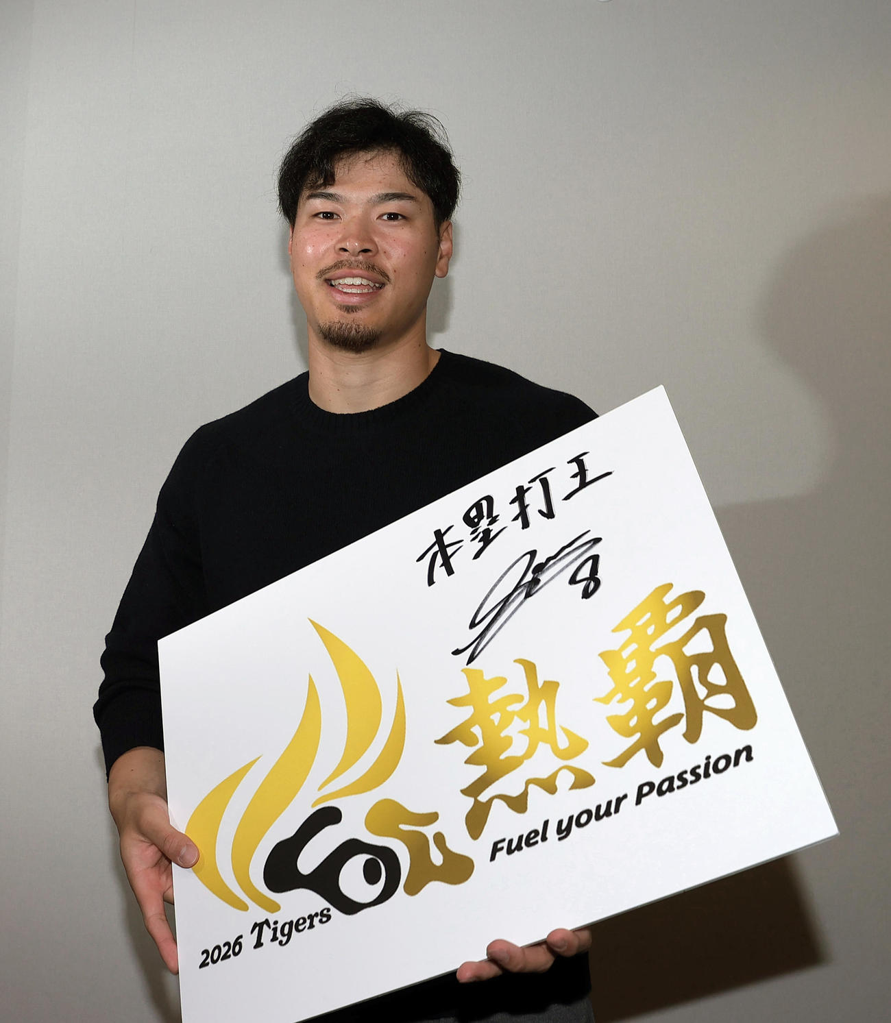 阪神佐藤は2年連続本塁打王を掲げ、笑顔でポーズを取る（撮影・上山淳一）