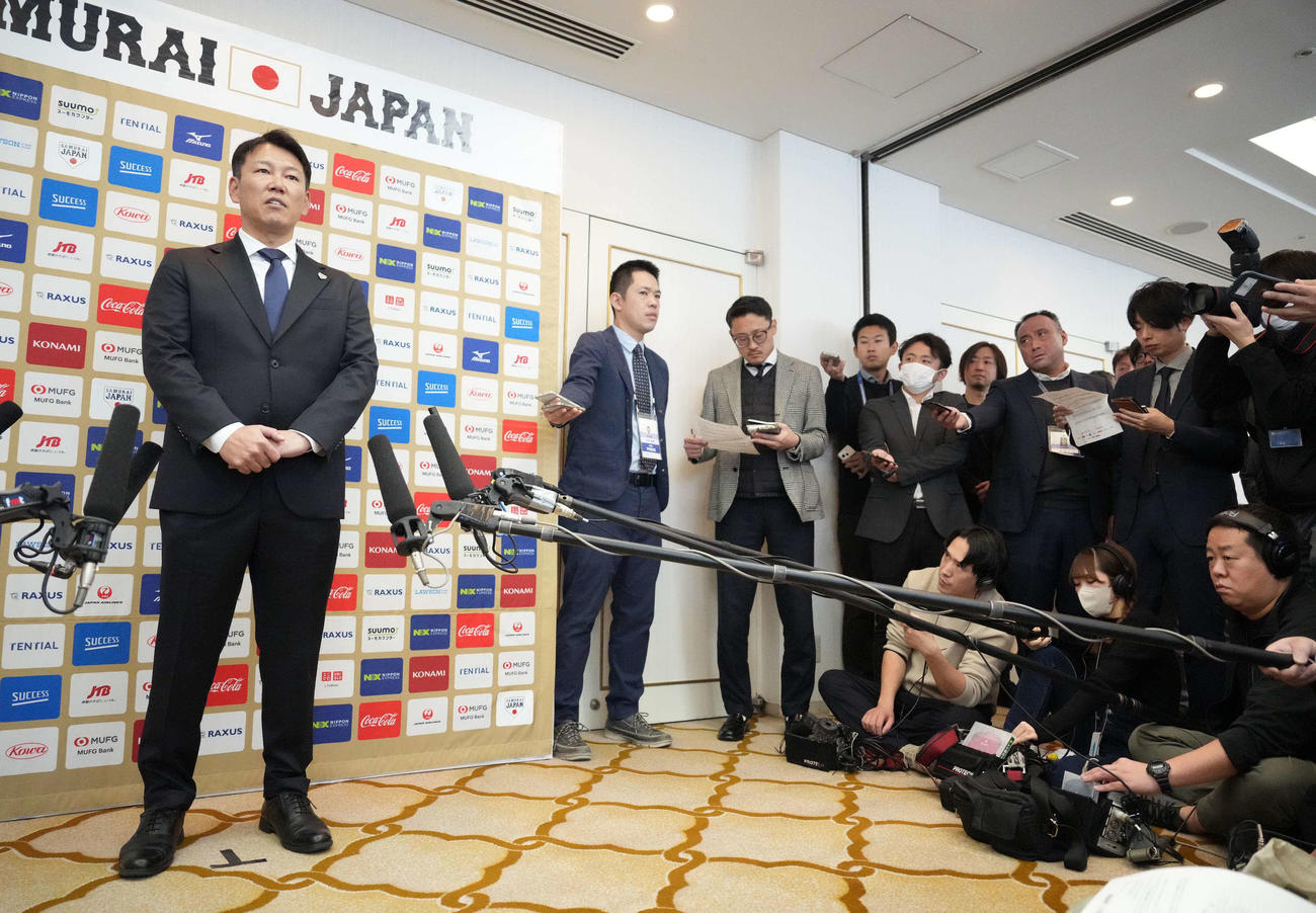 2026WBC侍ジャパン出場予定選手を発表し囲み会見に臨む井端監督（撮影・小沢裕）