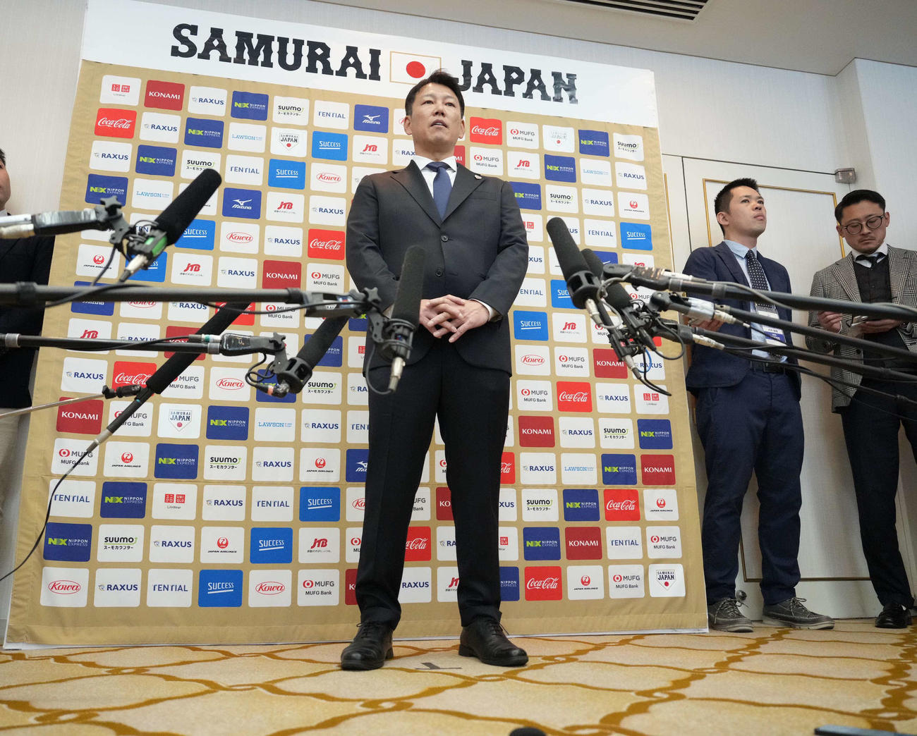 2026WBC侍ジャパン出場予定選手を発表し囲み会見に臨む井端監督（撮影・小沢裕）