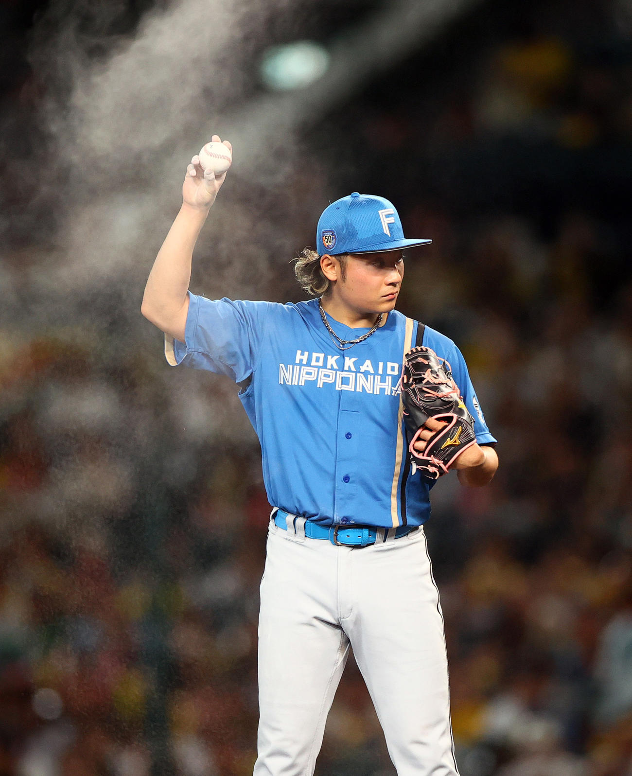 日本ハム伊藤大海はロジンの煙を舞わせながら投球を前にする（24年5月撮影）