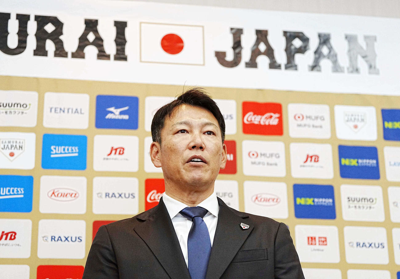 2026WBC侍ジャパン出場予定選手を発表し囲み会見に臨む井端監督（撮影・小沢裕）