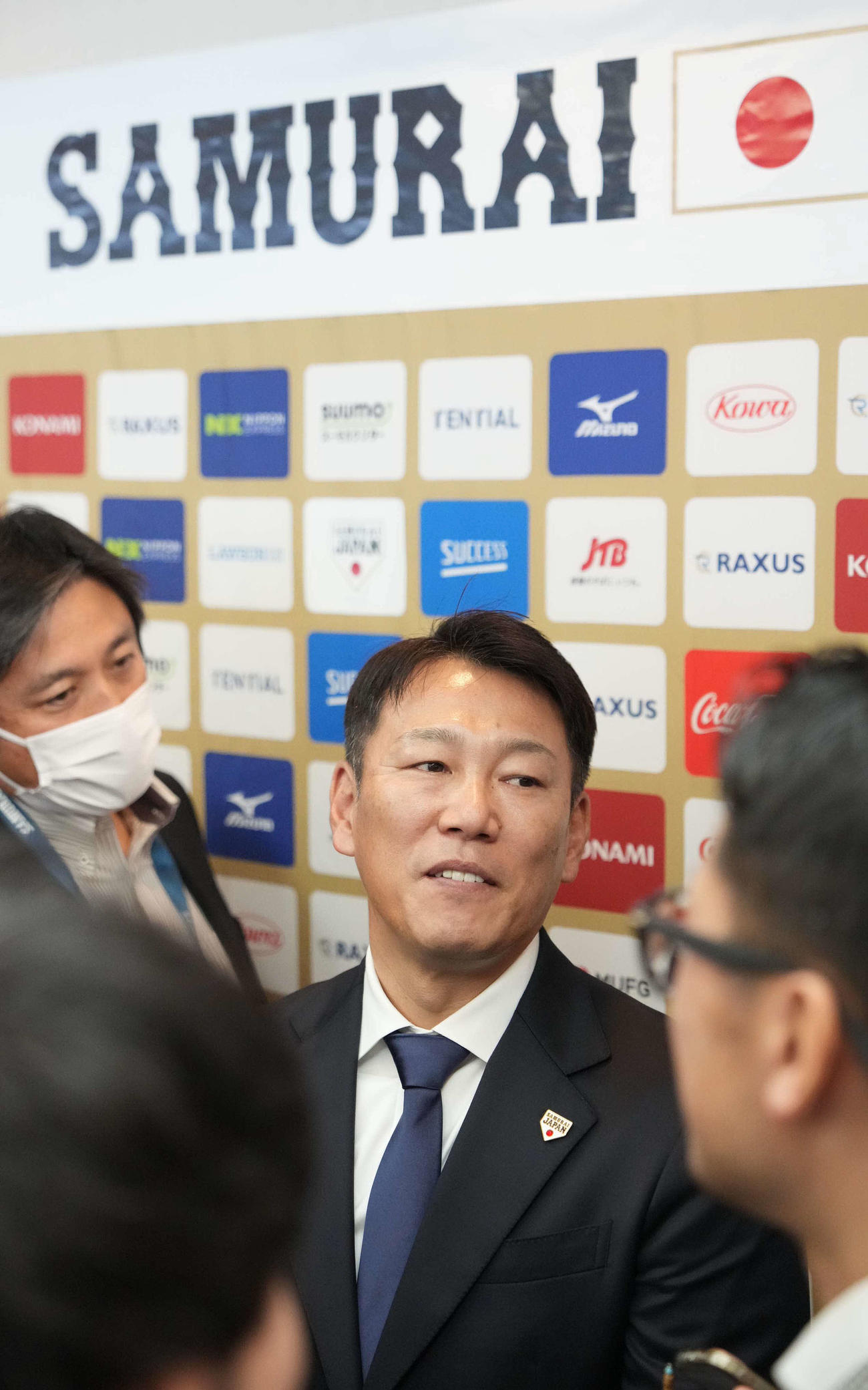 2026WBC侍ジャパン出場予定選手を発表し囲み会見に臨む井端監督（撮影・小沢裕）