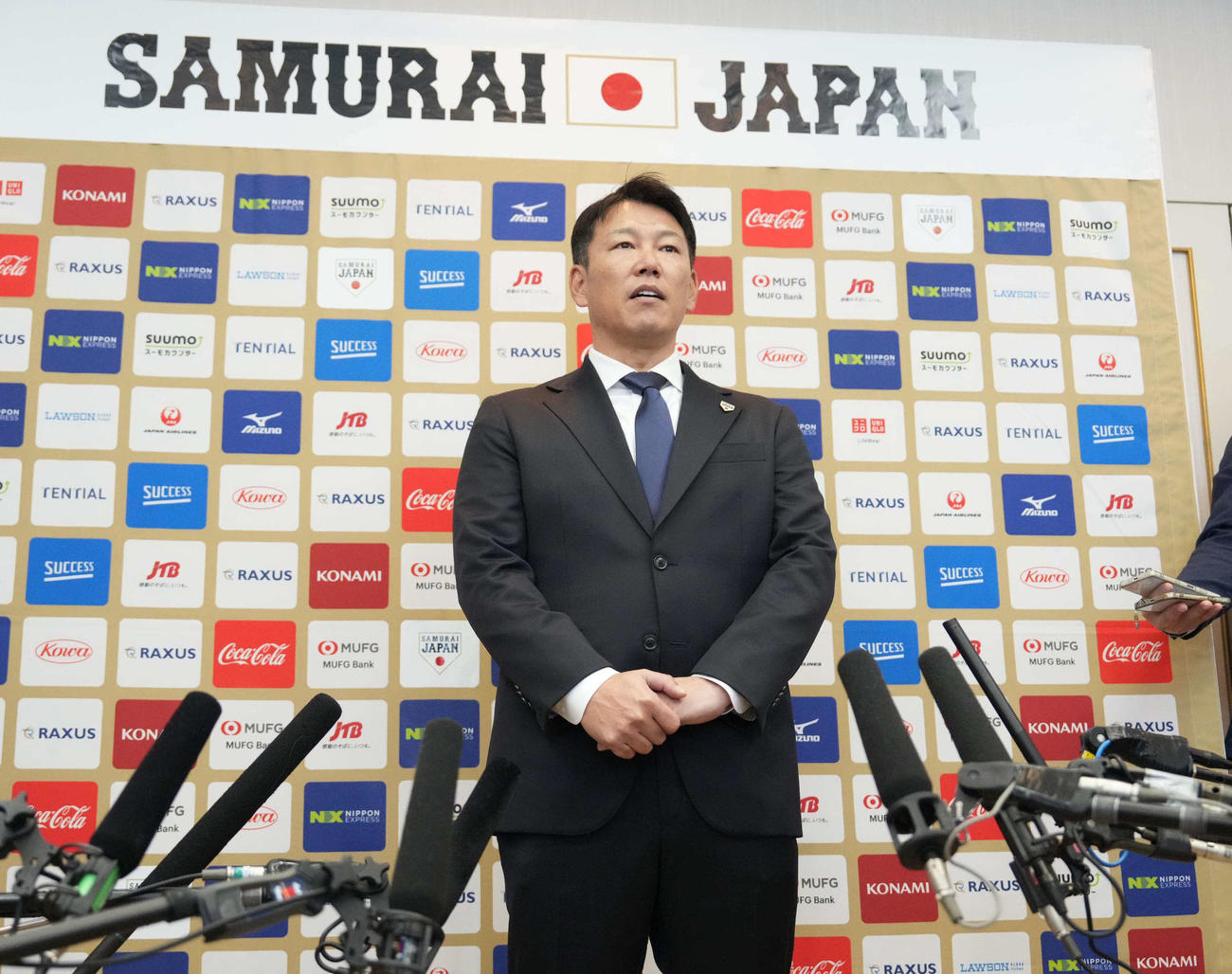 2026WBC侍ジャパン出場予定選手を発表し囲み会見に臨む井端監督（撮影・小沢裕）