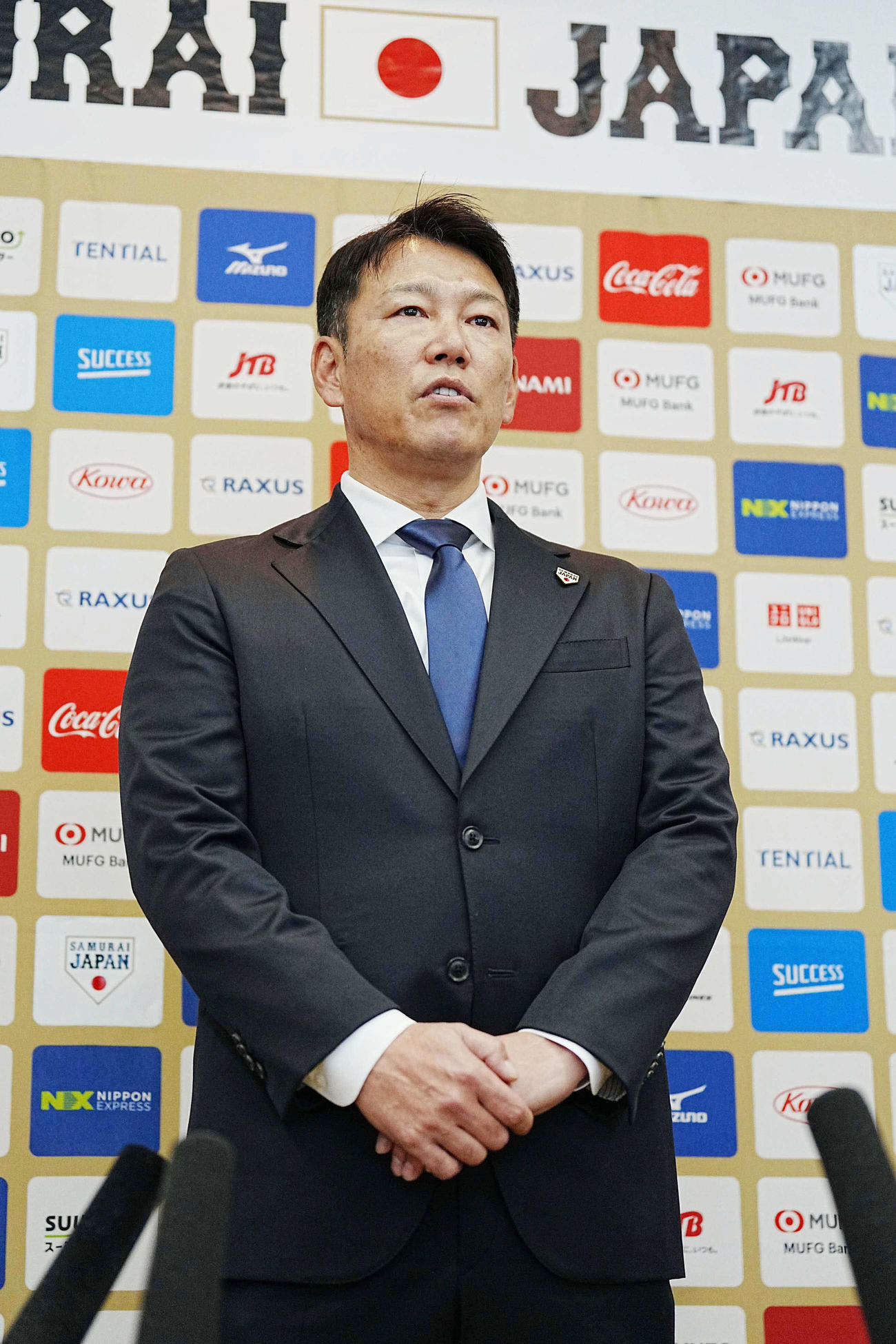 2026WBC侍ジャパン出場予定選手を発表し囲み会見に臨む井端監督（撮影・小沢裕）
