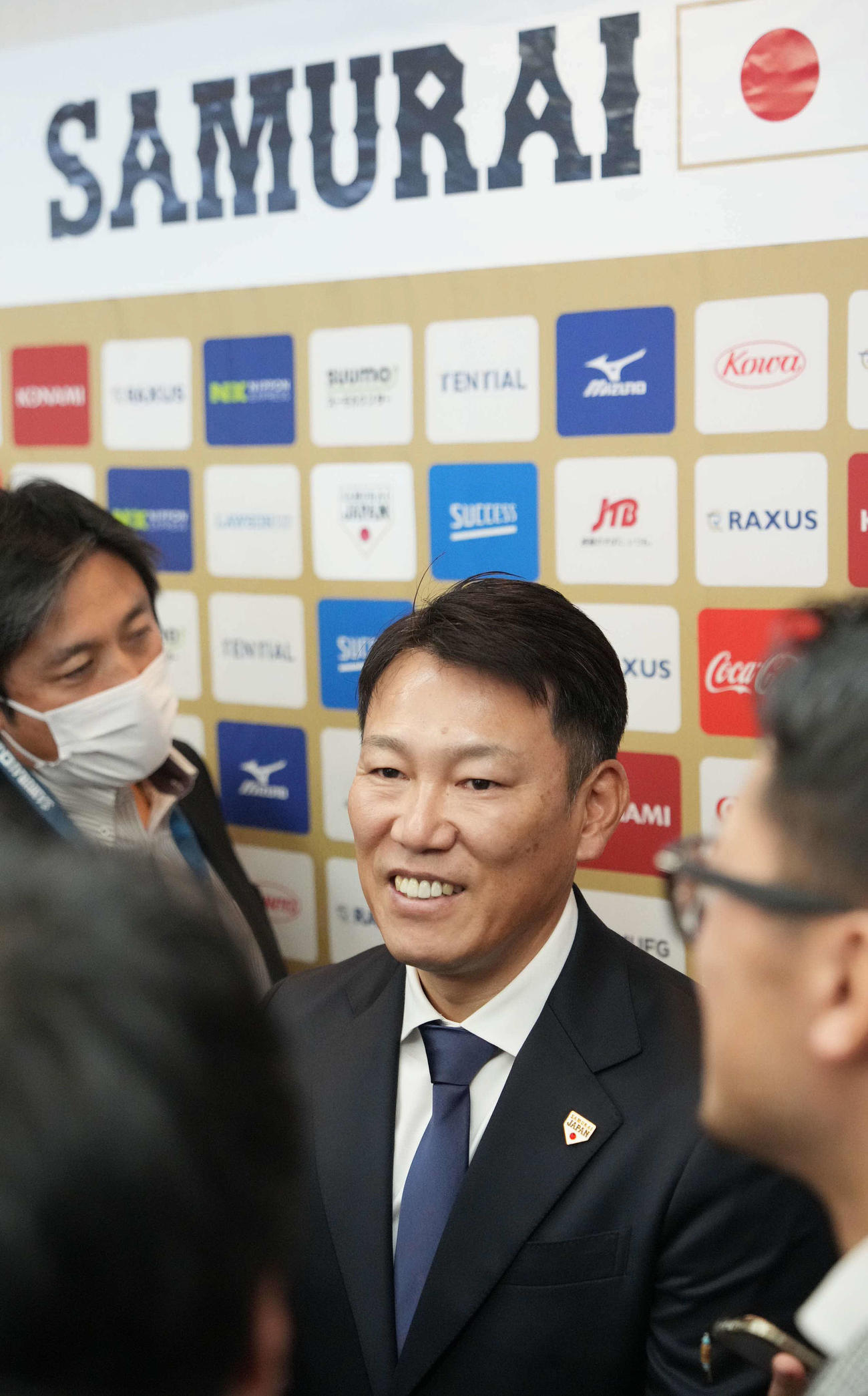 2026WBC侍ジャパン出場予定選手を発表し囲み会見に臨む井端監督（撮影・小沢裕）