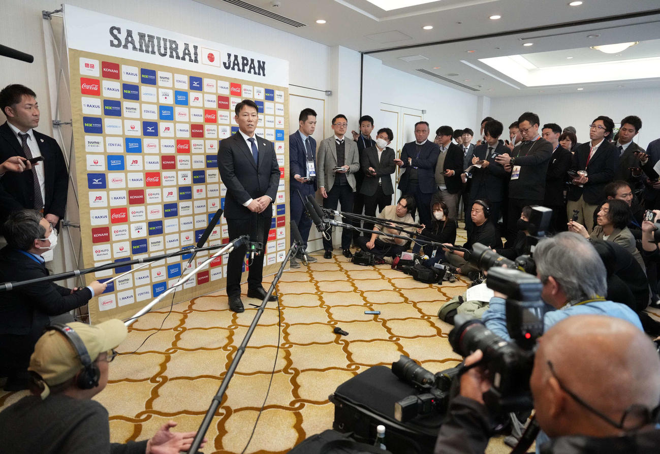 2026WBC侍ジャパン出場予定選手を発表し囲み会見に臨む井端監督（撮影・小沢裕）