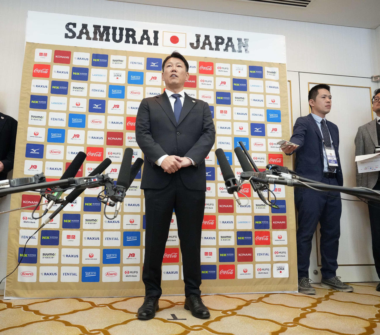 2026WBC侍ジャパン出場予定選手を発表し囲み会見に臨む井端監督（撮影・小沢裕）