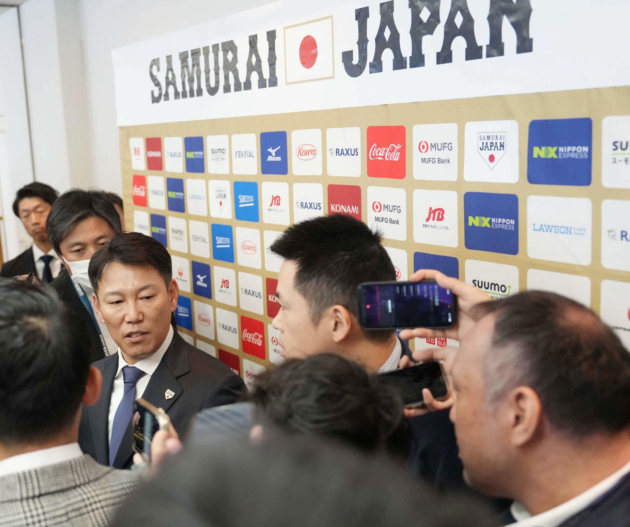 2026WBC侍ジャパン出場予定選手を発表し囲み会見に臨む井端監督（撮影・小沢裕）