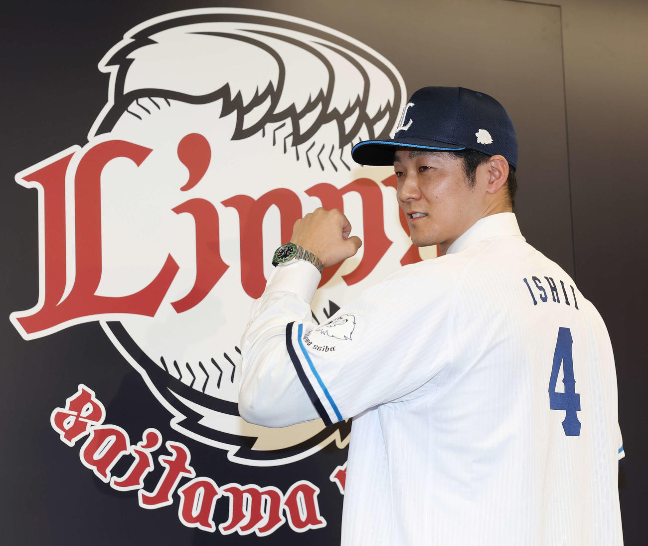 西武入団会見で背番号4を披露する石井（撮影・宮地輝）