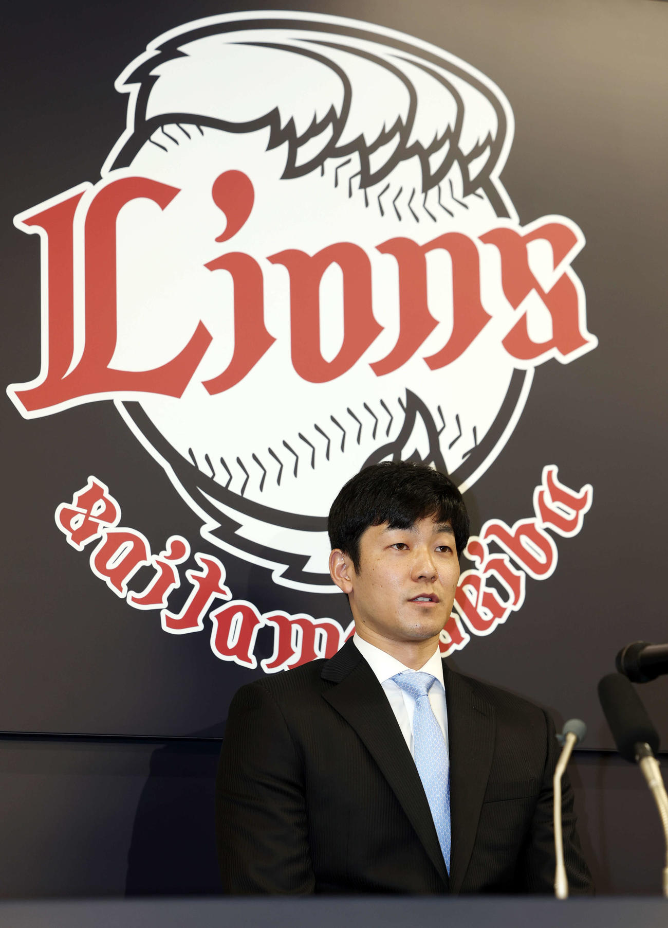 西武入団会見に臨む石井（撮影・宮地輝）