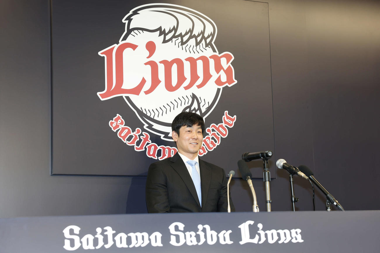 西武入団会見で笑顔を見せる石井（撮影・宮地輝）
