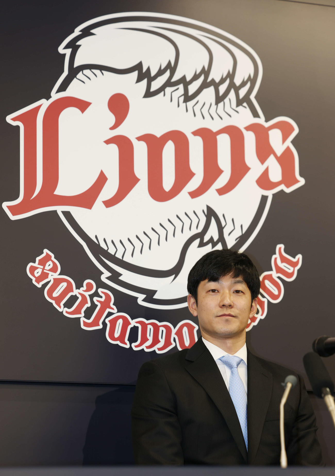 西武入団会見に臨む石井（撮影・宮地輝）