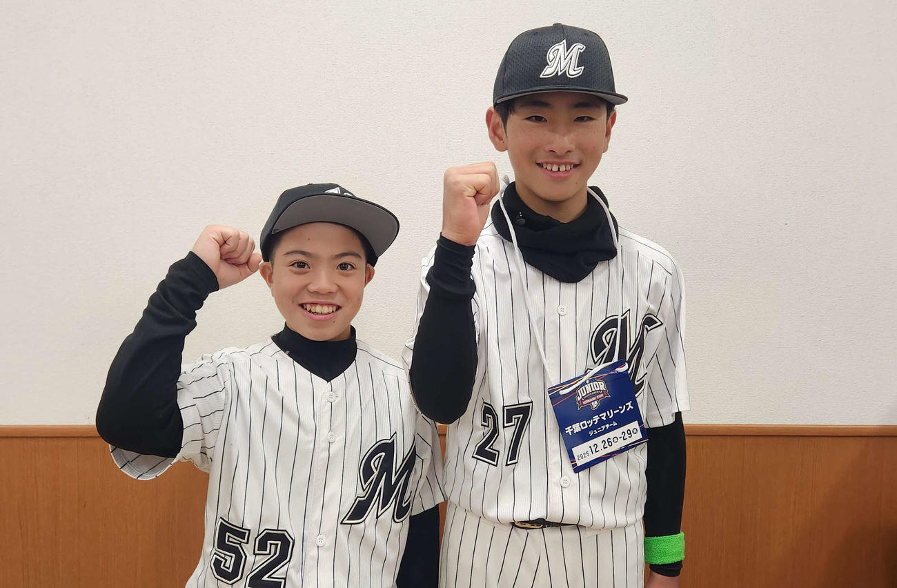 初戦を勝利で飾ったロッテジュニアの、左から益田選手とサヨナラ打を放った布留川選手（撮影・保坂淑子）