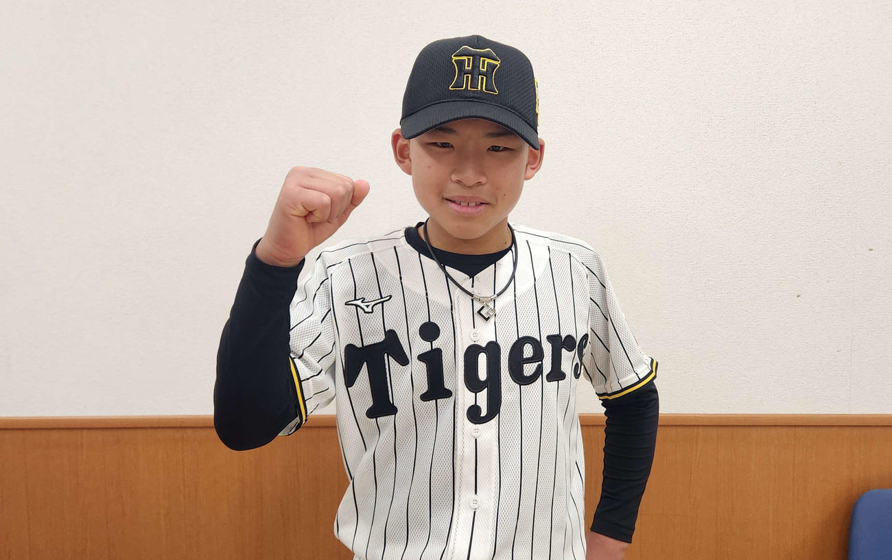 勝ち越しの3ラン本塁打を放ち、笑顔でガッツポーズを見せる阪神タイガースジュニアの山本（撮影・保坂淑子）