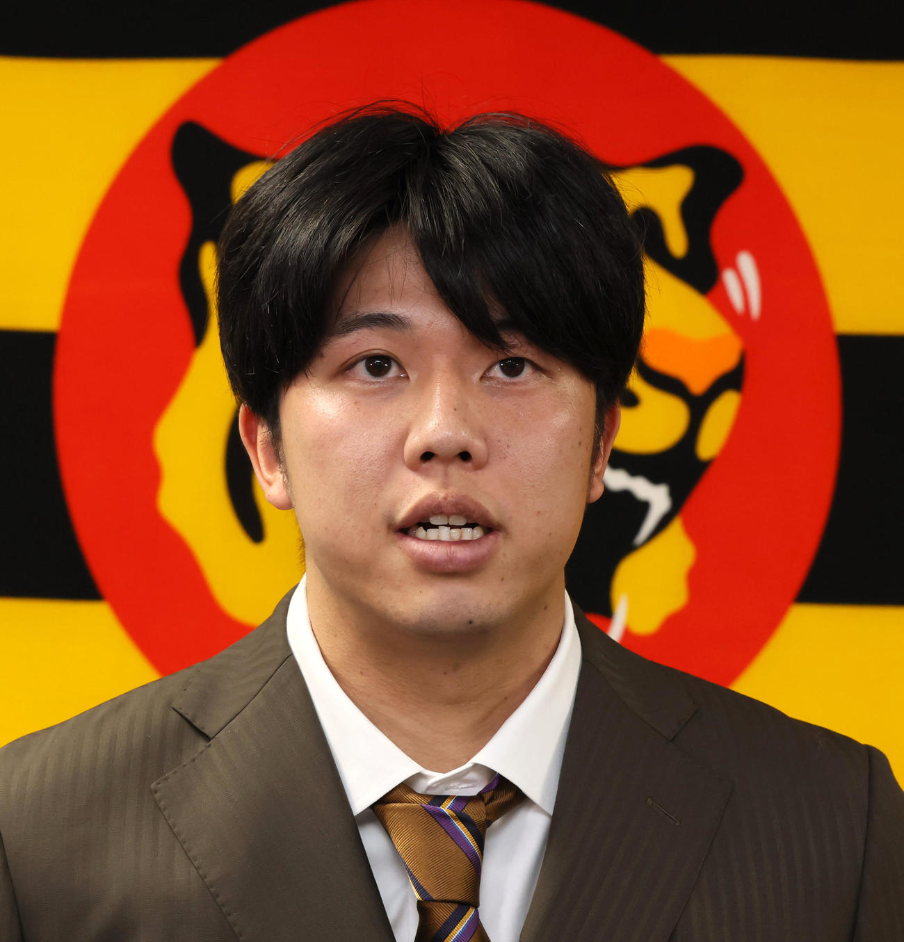 契約を更改し記者の質問に答える阪神才木（撮影・加藤哉）