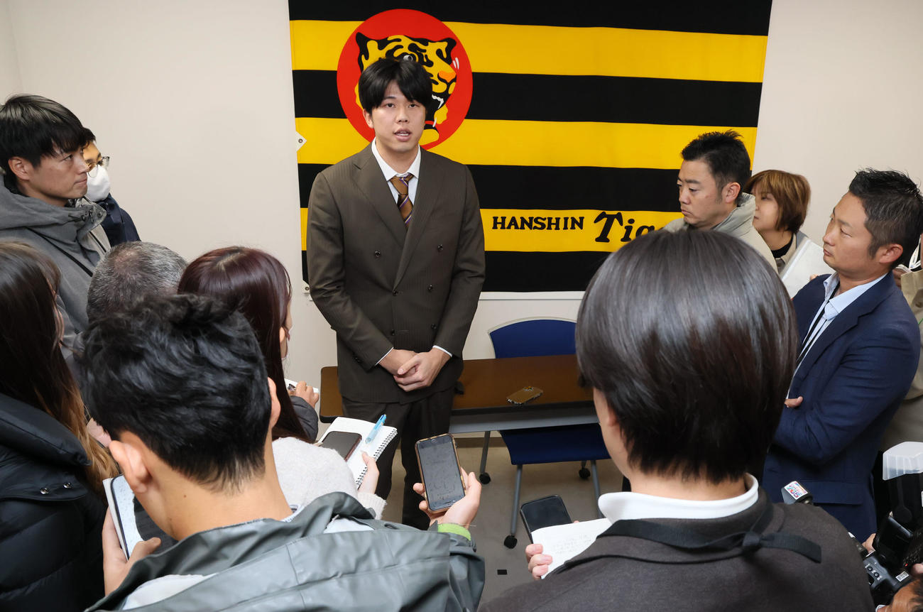 契約を更改し記者の質問に答える阪神才木（撮影・加藤哉）