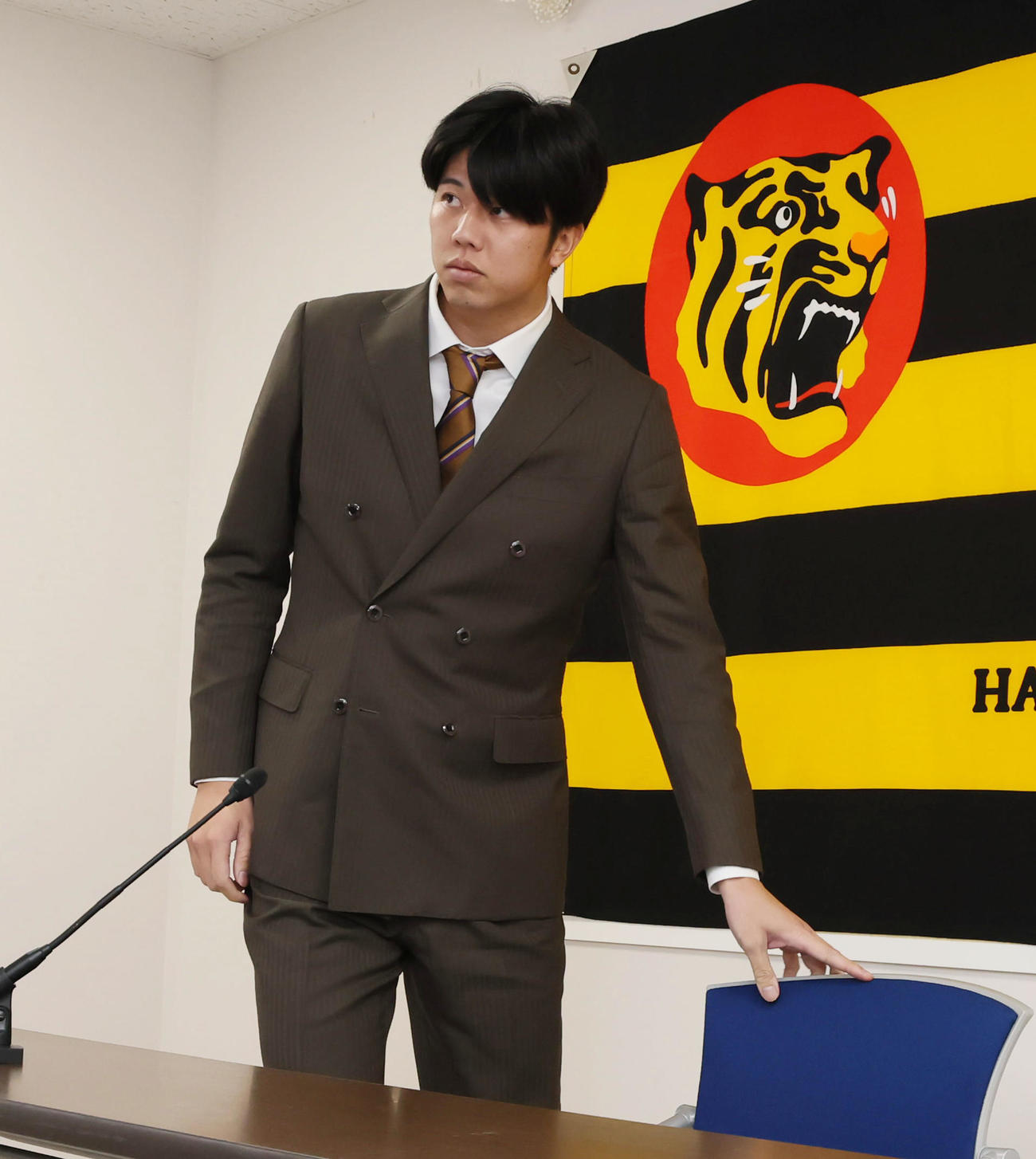 契約を更改し記者の質問に答える阪神才木（撮影・加藤哉）