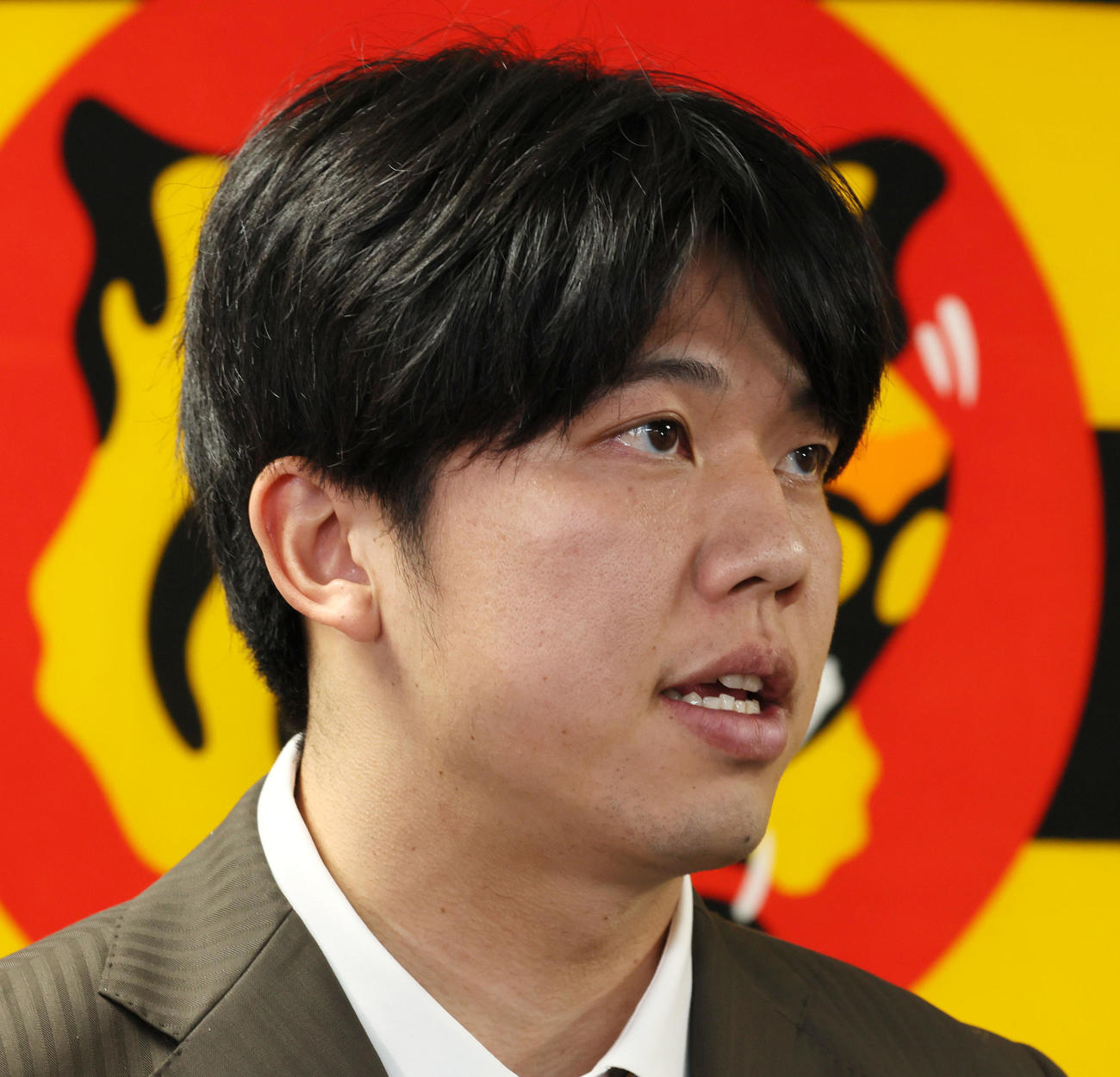 契約を更改し記者の質問に答える阪神才木（撮影・加藤哉）