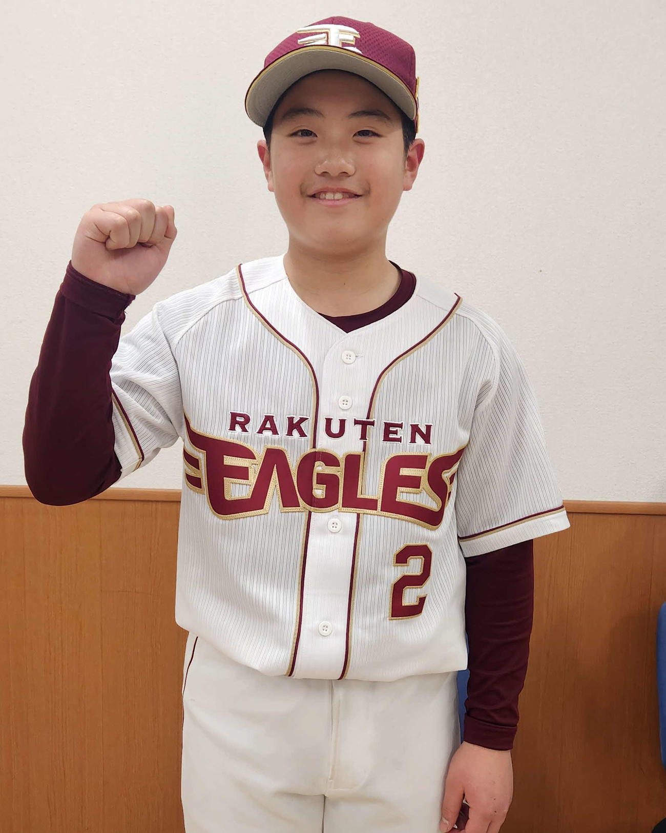 3回、2死二塁から七戸陽向捕手（6年）の左越え2ラン本塁打を放ち、ガッツポーズを見せる楽天ジュニアの七戸（撮影・保坂淑子）