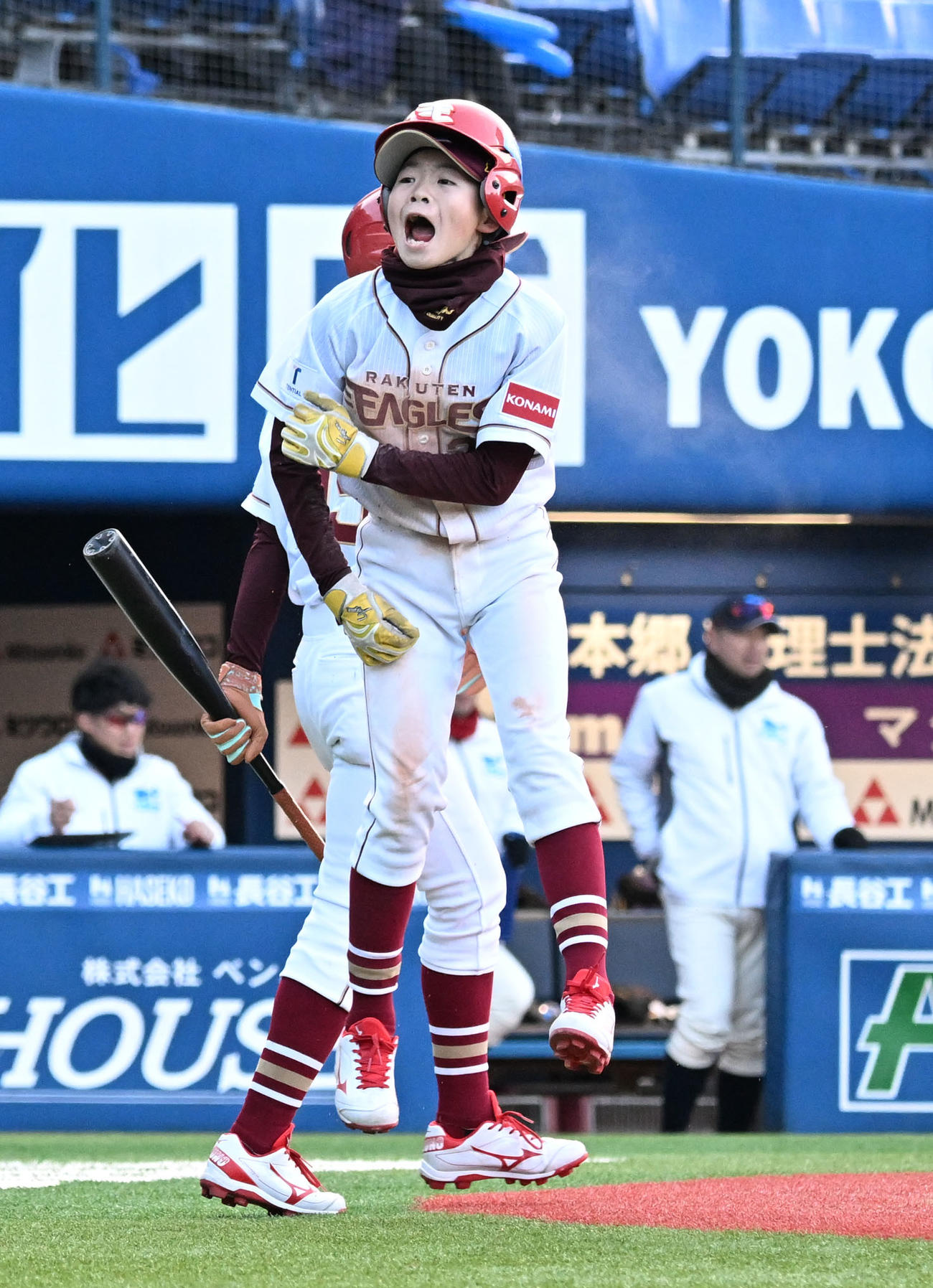 楽天ジュニア対四国ILジュニア　3回表楽天ジュニア1死二、三塁、越前貴仁の三塁内野安打が野選となり同点の生還をする熊谷（撮影・千葉一成）