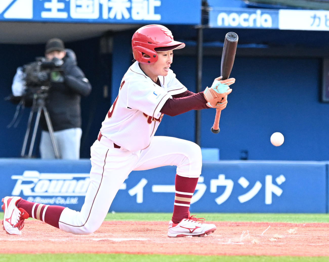 楽天ジュニア対四国ILジュニア　3回表楽天ジュニア1死二、三塁、小野寺が勝ち越しのスクイズ決める（撮影・千葉一成）
