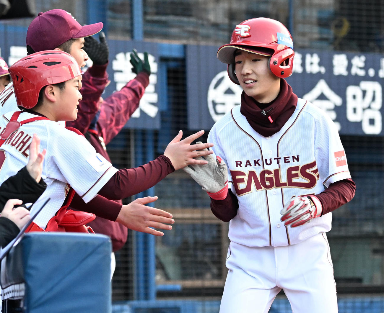 楽天ジュニア対四国ILジュニア　3回表楽天ジュニア1死二、三塁、小野寺翼のスクイズで生還し、迎えられる越前（右）（撮影・千葉一成）