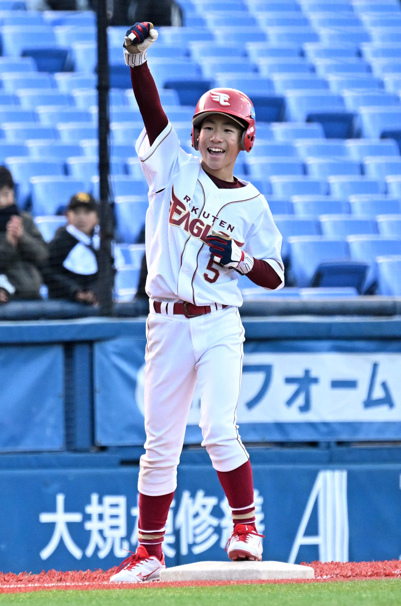 楽天ジュニア対四国ILジュニア　5表楽天ジュニア1死二塁、中堅手の頭上を越える適時打を放ち三塁上でガッツポーズで喜ぶ齋藤（撮影・千葉一成）