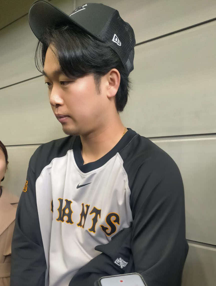 自主練習を終えて報道陣に答える巨人山崎