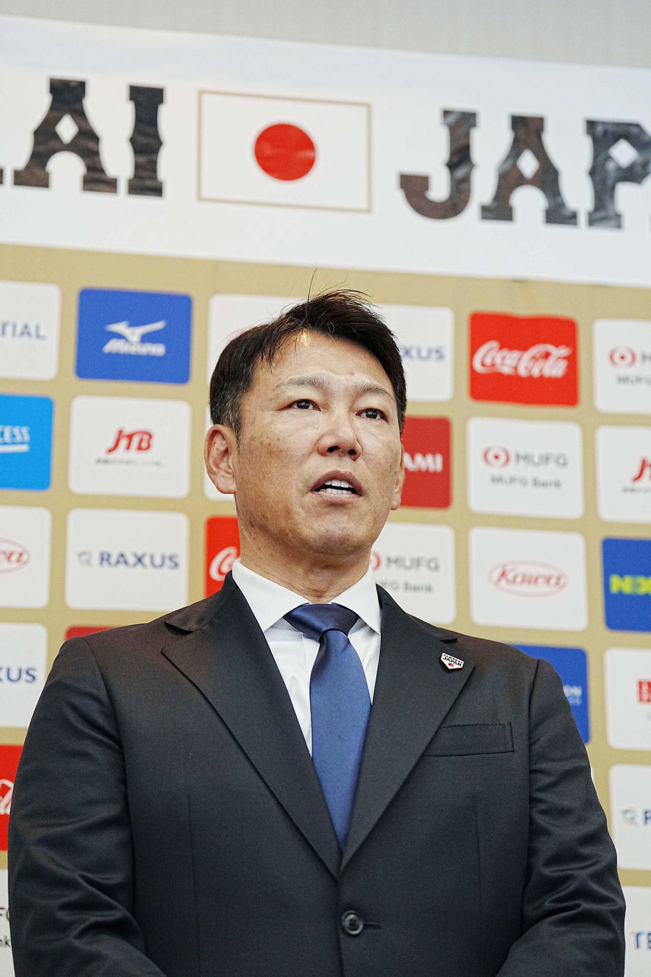 2026WBC侍ジャパン出場予定選手を発表し囲み会見に臨む井端監督（撮影・小沢裕）