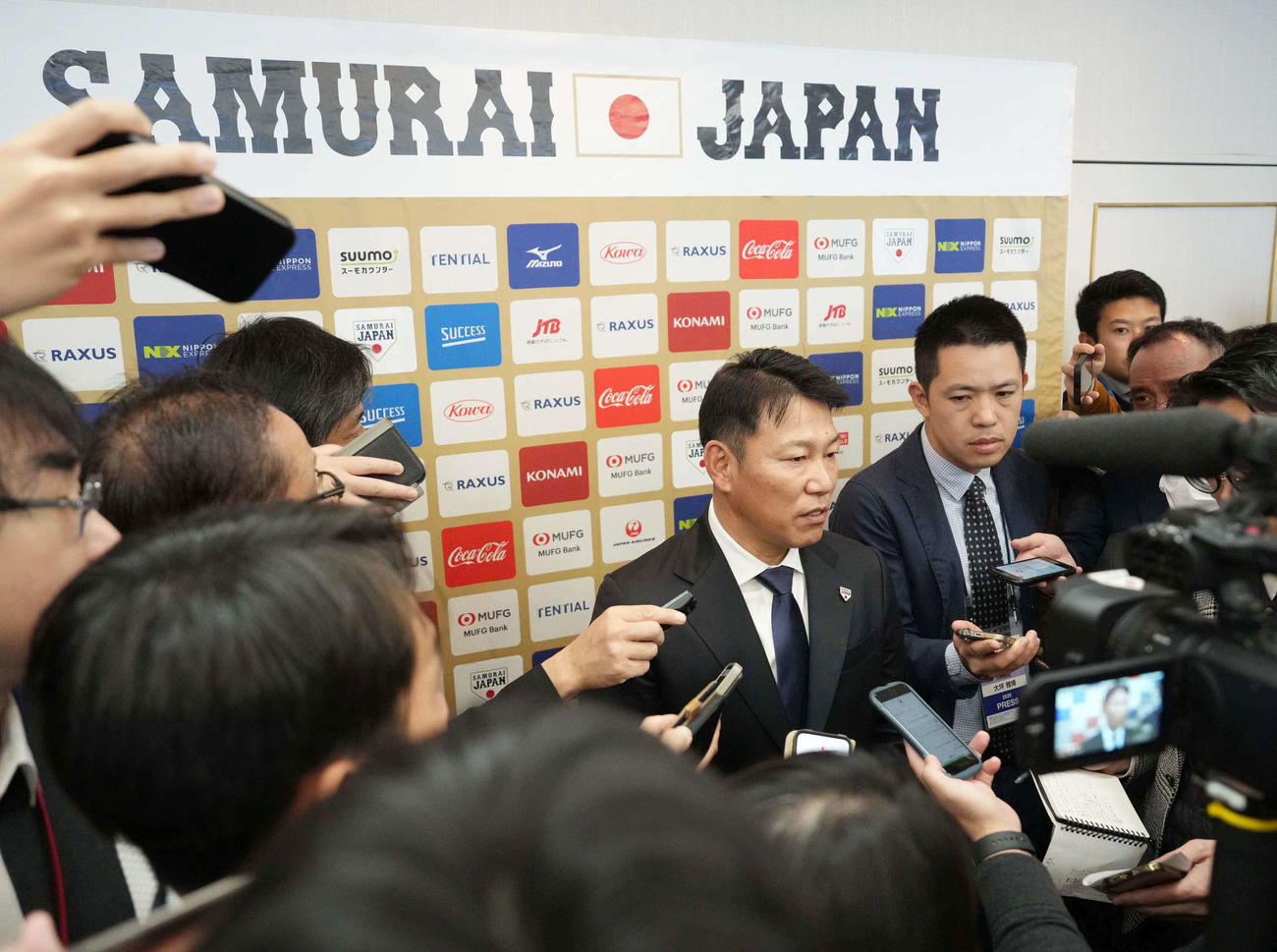 2026WBC侍ジャパン出場予定選手を発表し囲み会見に臨む井端監督（撮影・小沢裕）
