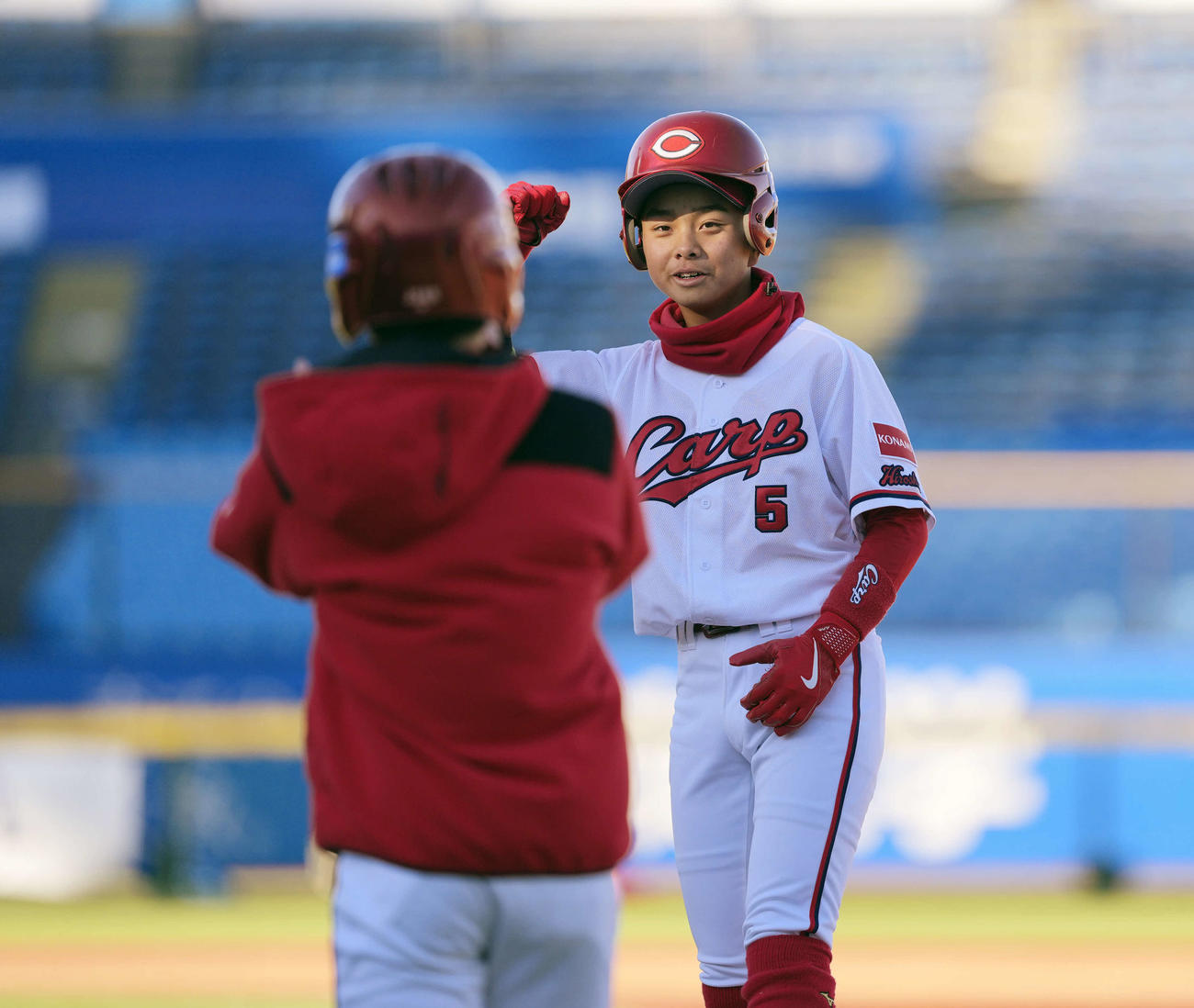 日本ハムジュニア対広島ジュニア　1回裏広島ジュニア1死二、三塁、2点適時時打を放ちガッツポーズをする小田（右）（撮影・小島史椰）