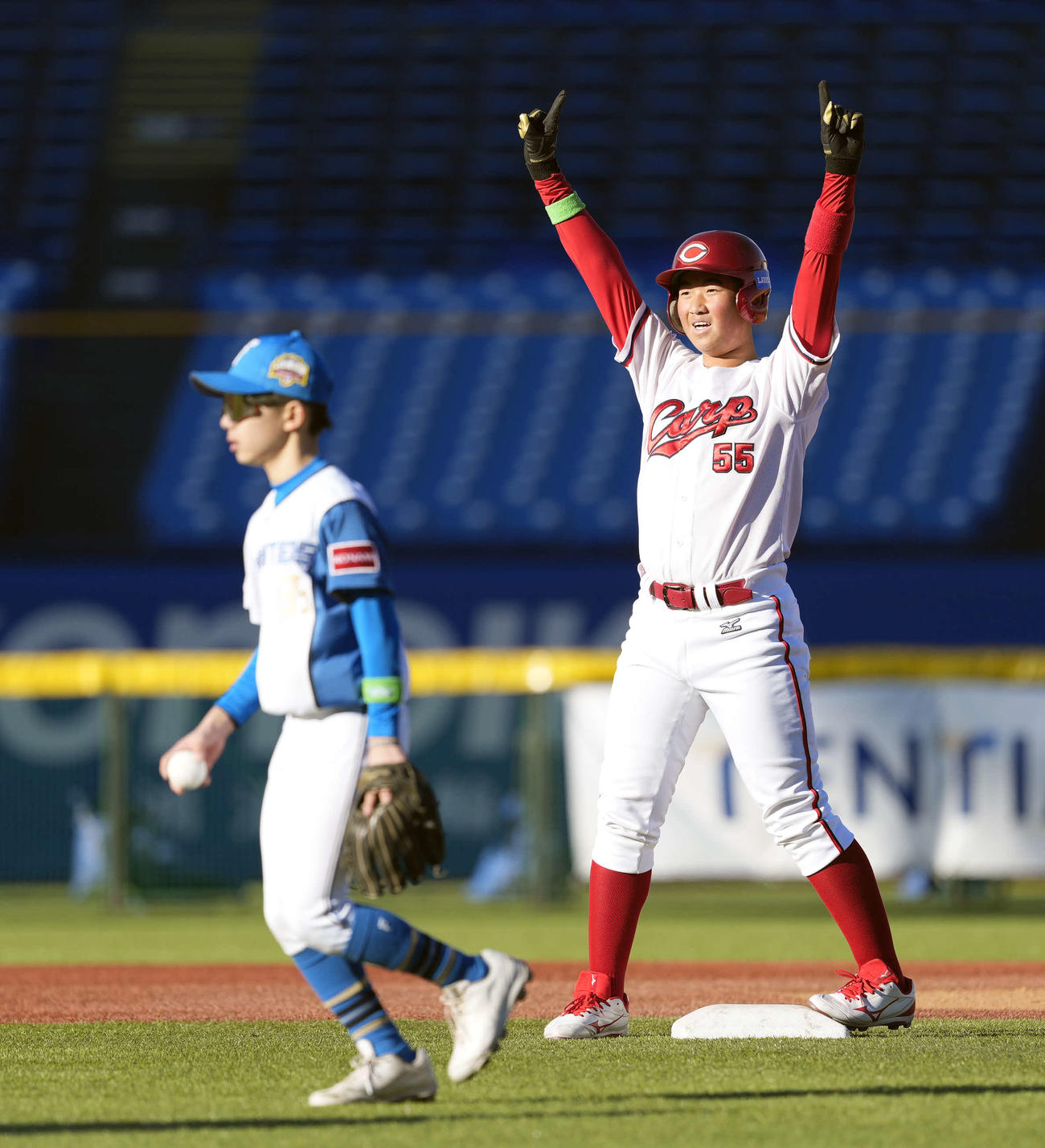 日本ハムジュニア対広島ジュニア　1回裏広島ジュニア1死一、二塁、先制適時二塁打を放ちポーズをする奥野（右）（撮影・小島史椰）