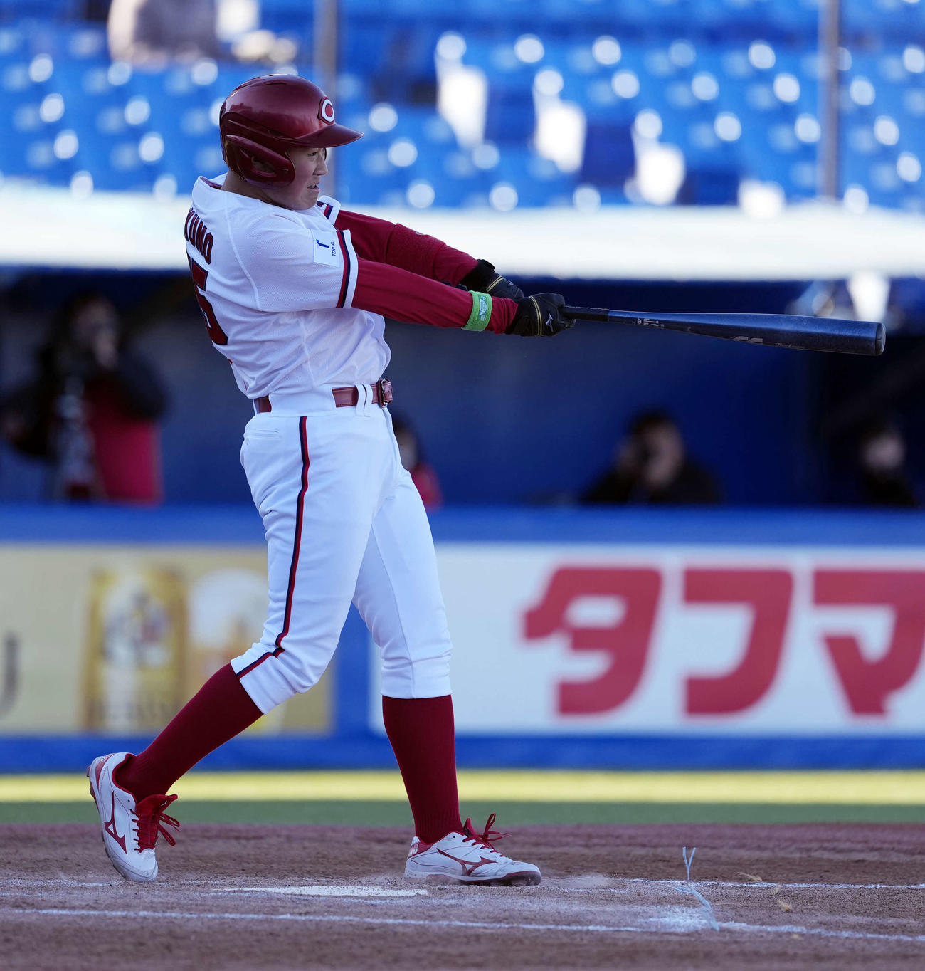 日本ハムジュニア対広島ジュニア　1回裏広島ジュニア1死一、二塁、先制適時二塁打を放つ奥野（撮影・小島史椰）