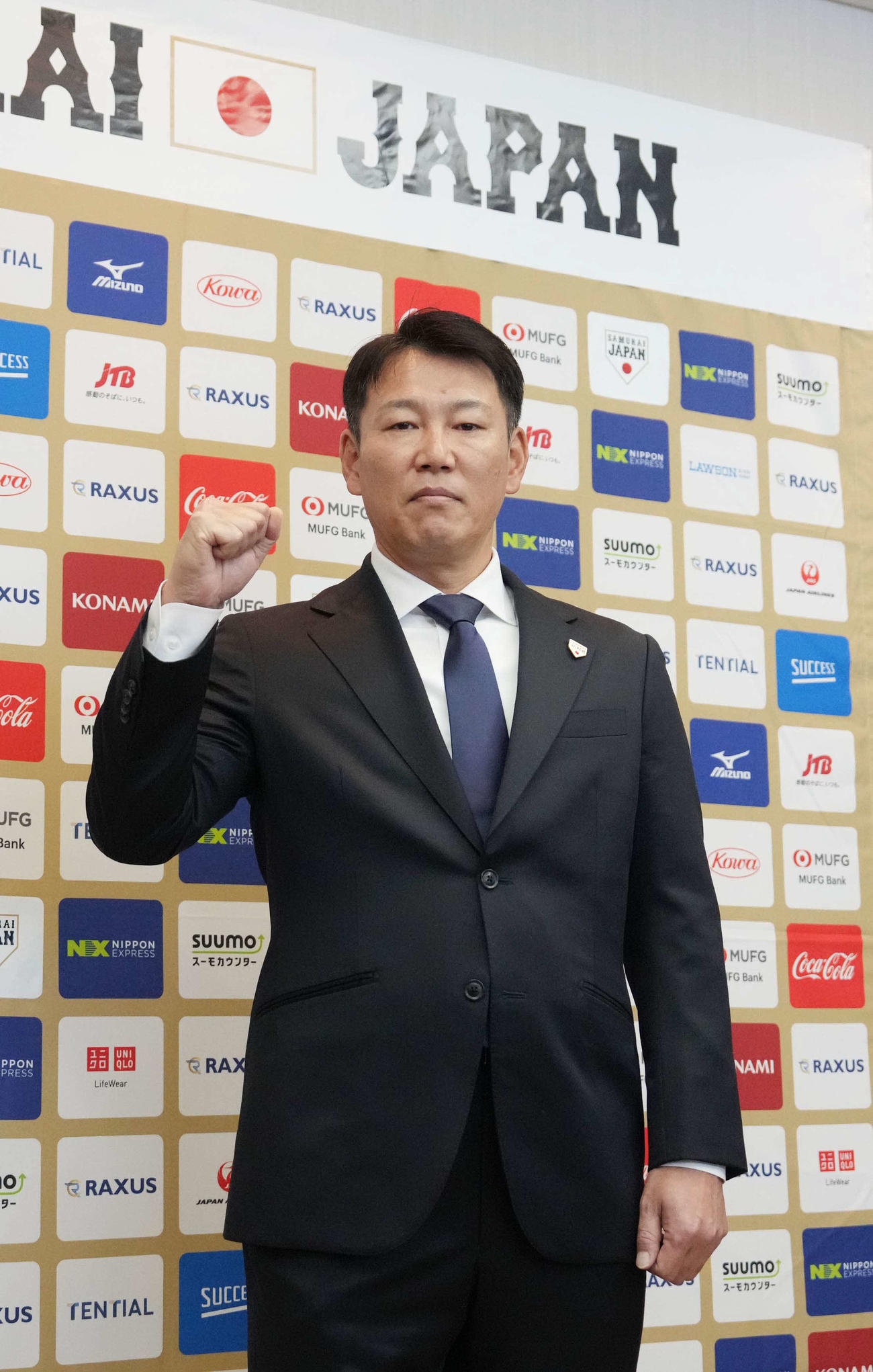 2026WBC侍ジャパン出場予定選手を発表しフォトセッションでポーズをとる井端監督（撮影・小沢裕）