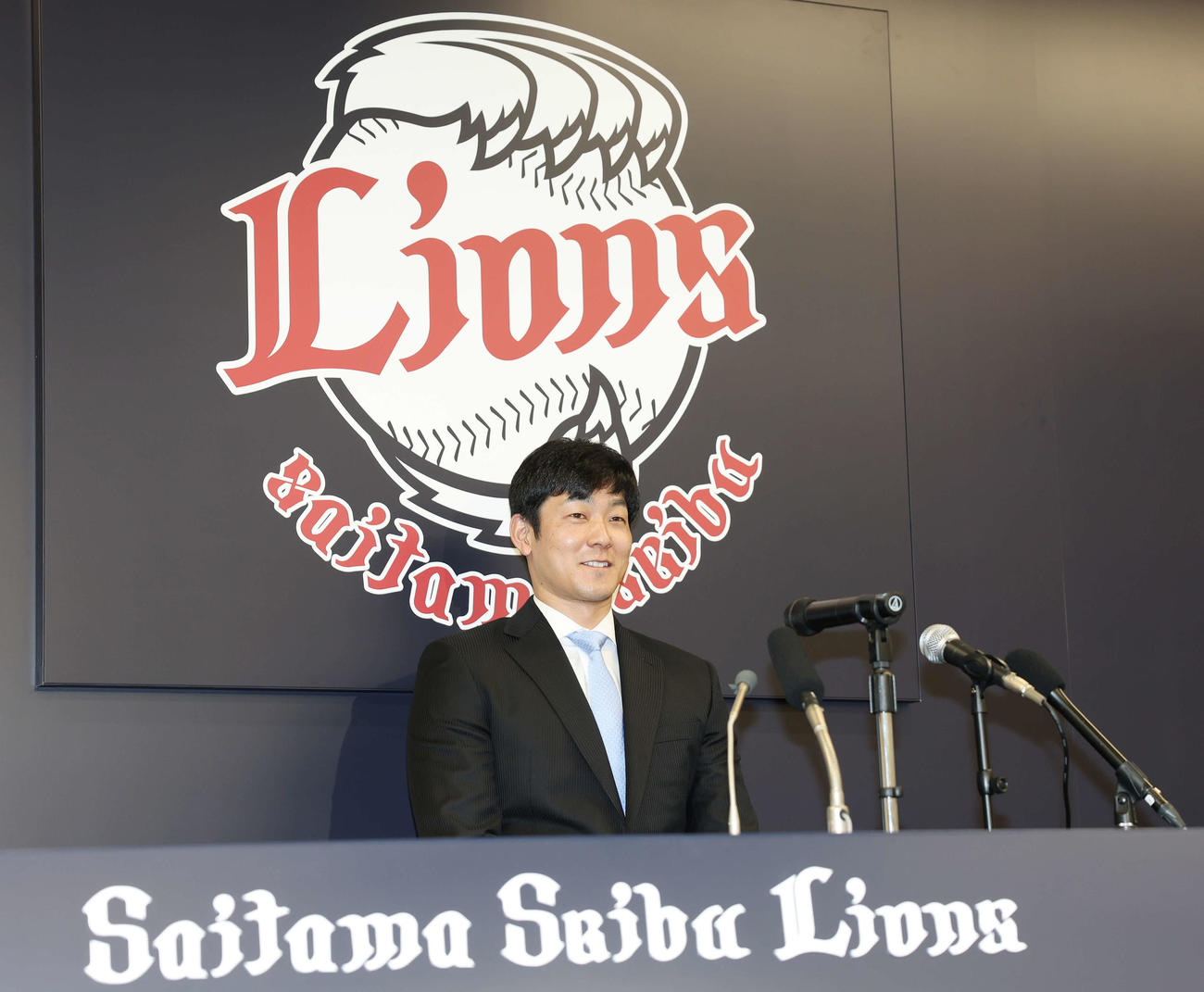 西武入団会見で笑顔を見せる石井（撮影・宮地輝）