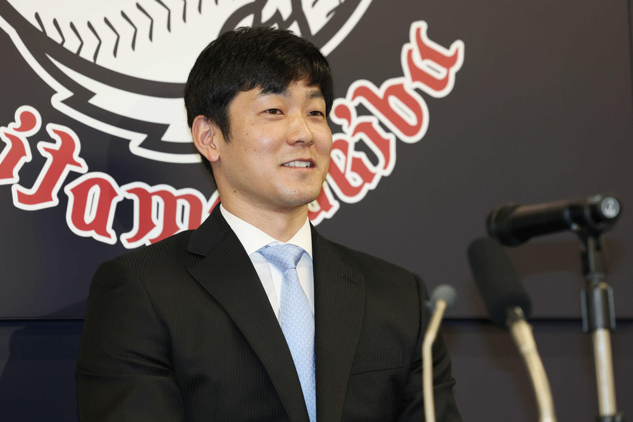 西武入団会見に臨む石井（撮影・宮地輝）