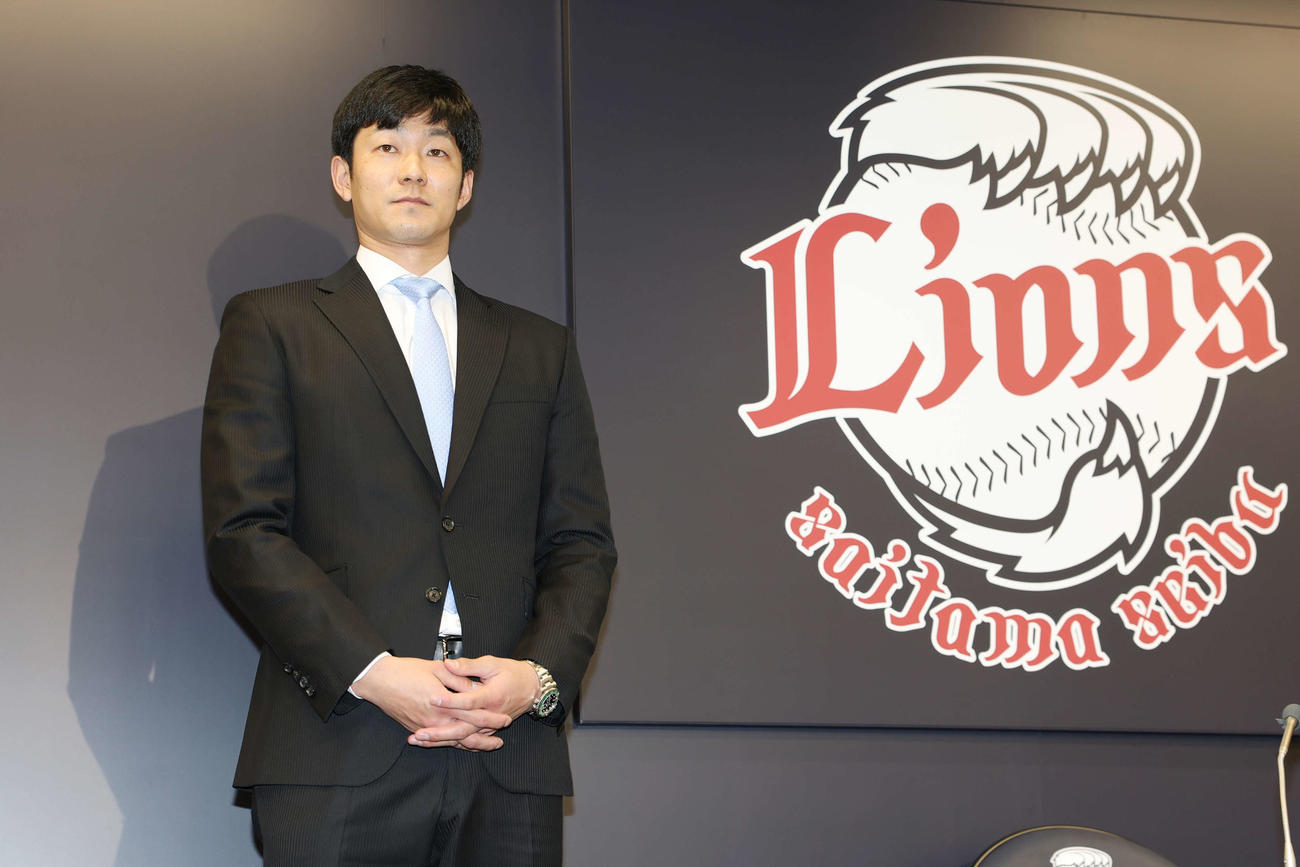 西武入団会見に臨む石井（撮影・宮地輝）
