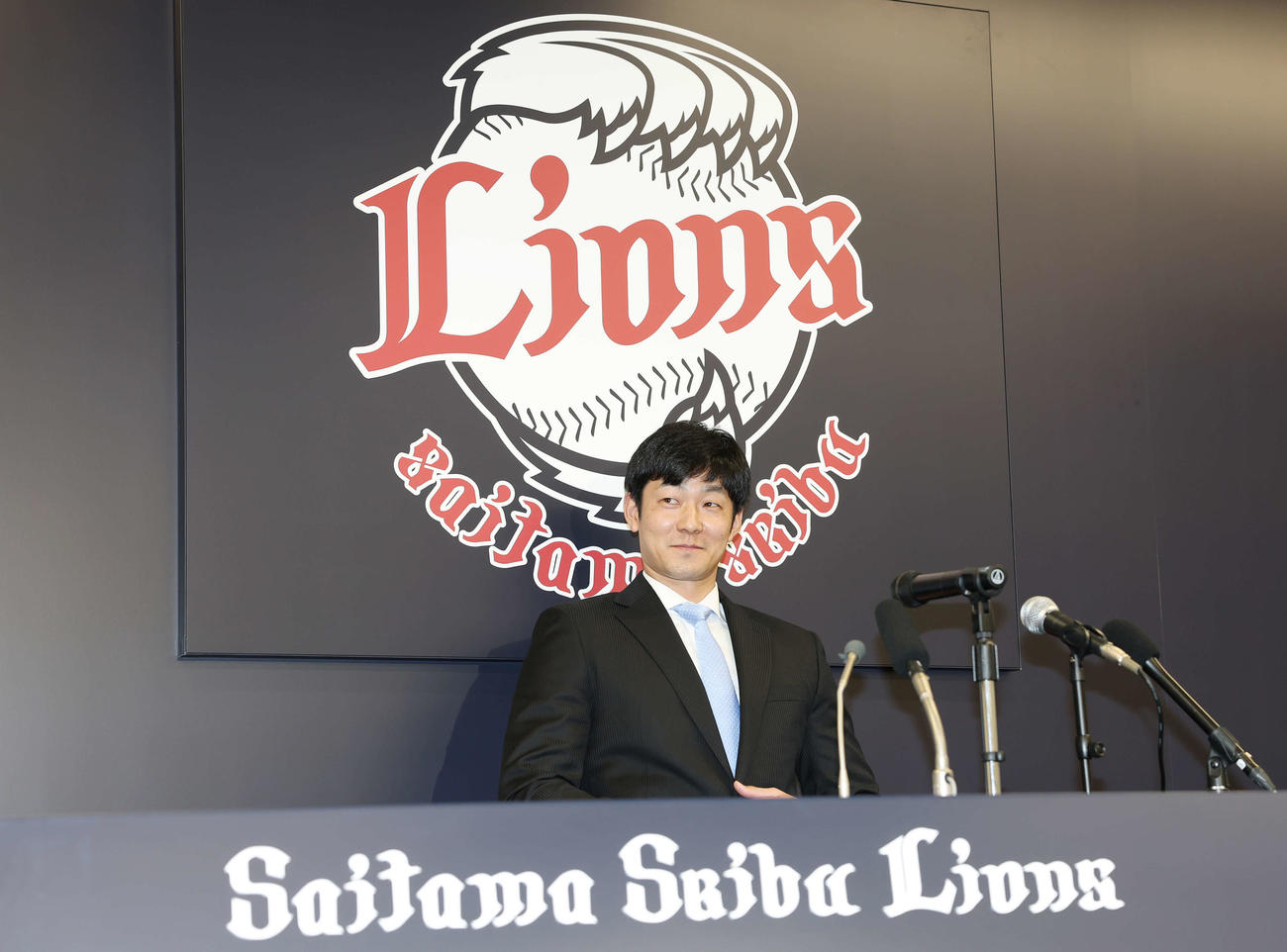 西武入団会見で笑顔を見せる石井（撮影・宮地輝）